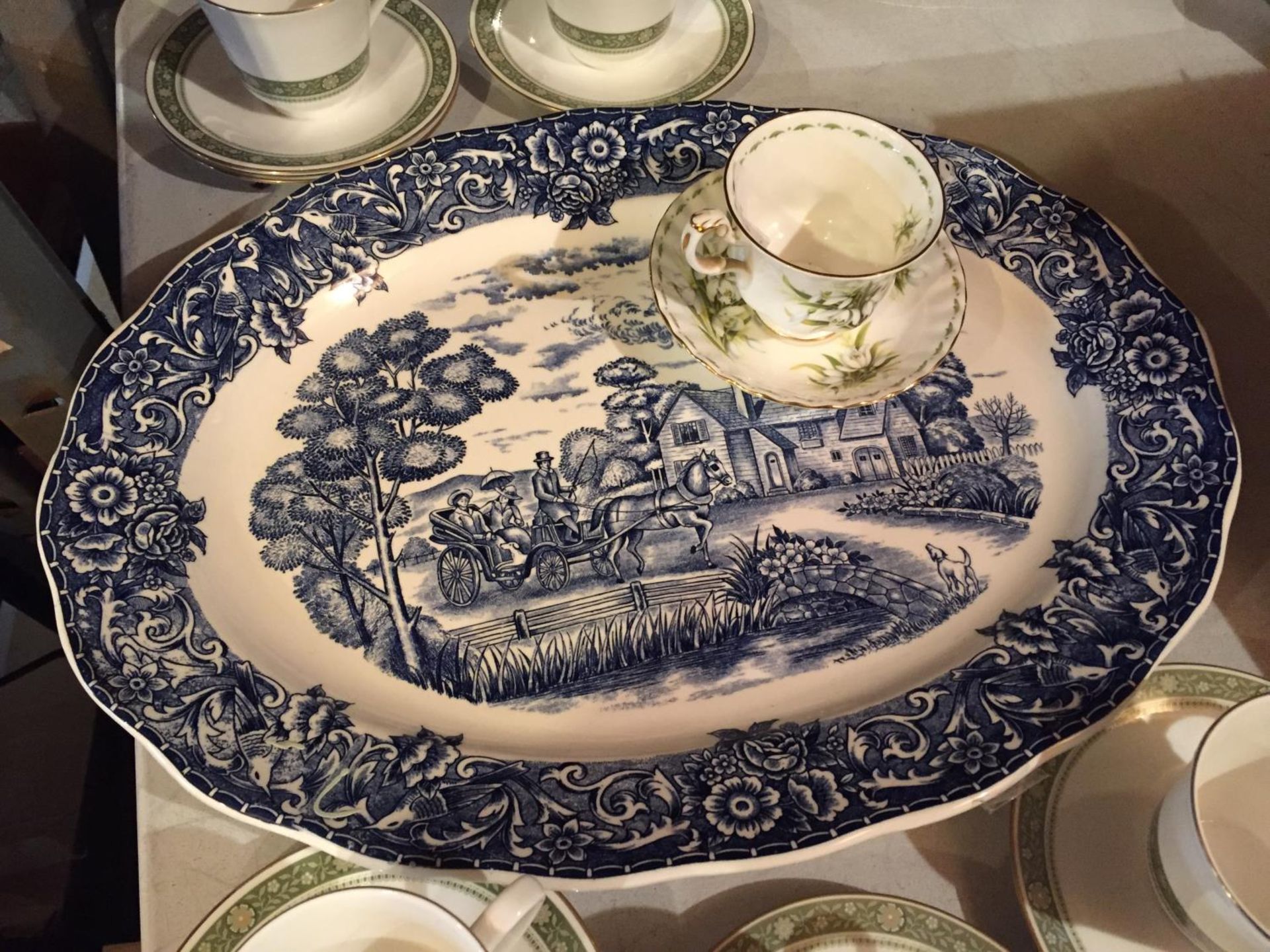 A COLLECTION OF CERAMICS TO INCLUDE A LARGE BLUE AND WHITE MEAT PLATE, ROYAL DOULTON RONDALAY CUPS - Image 5 of 6