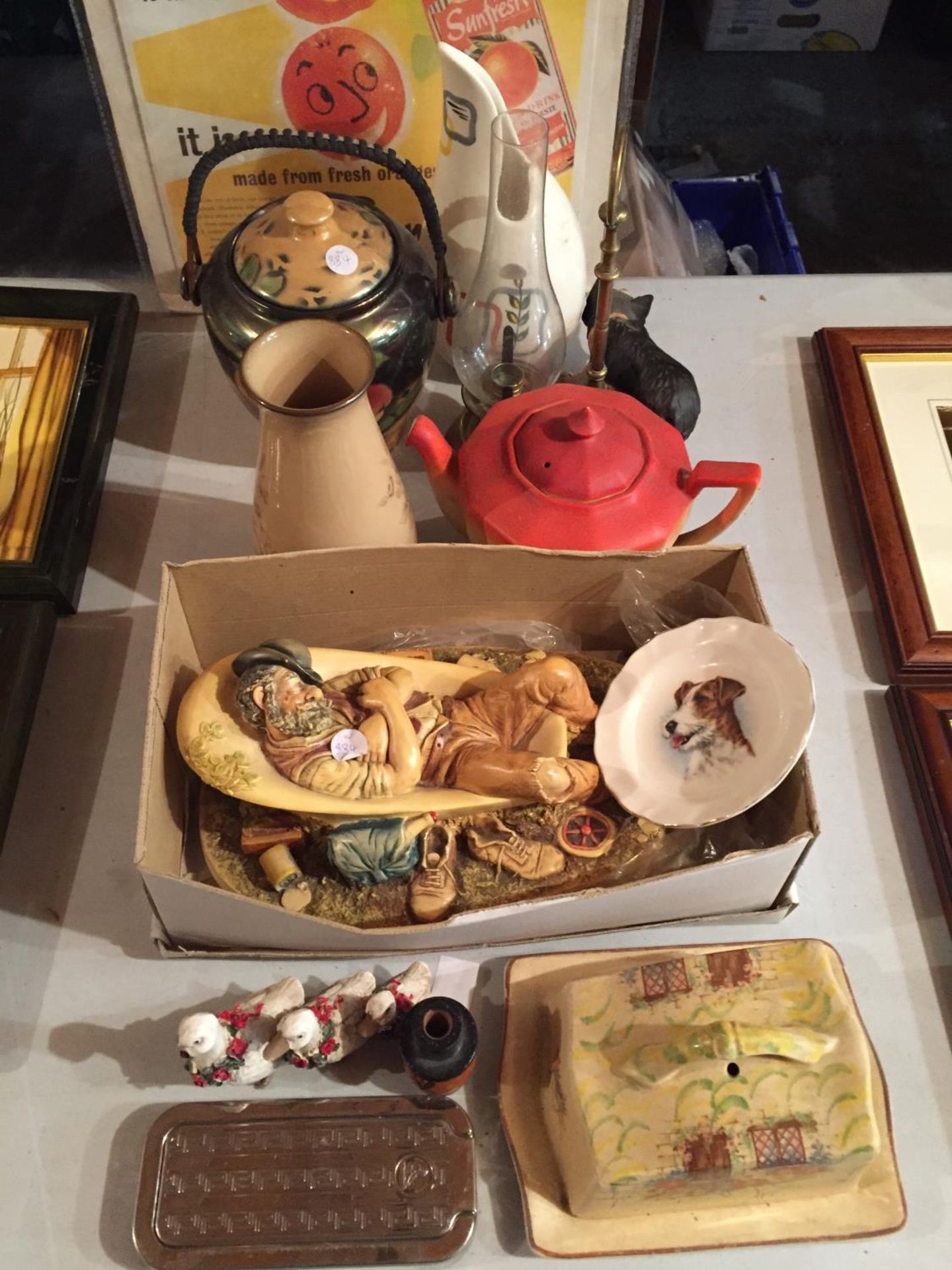 A COLLECTION OF ITEMS TO INCLUDE A VASE, A BUTTER DISH AND A TEAPOT