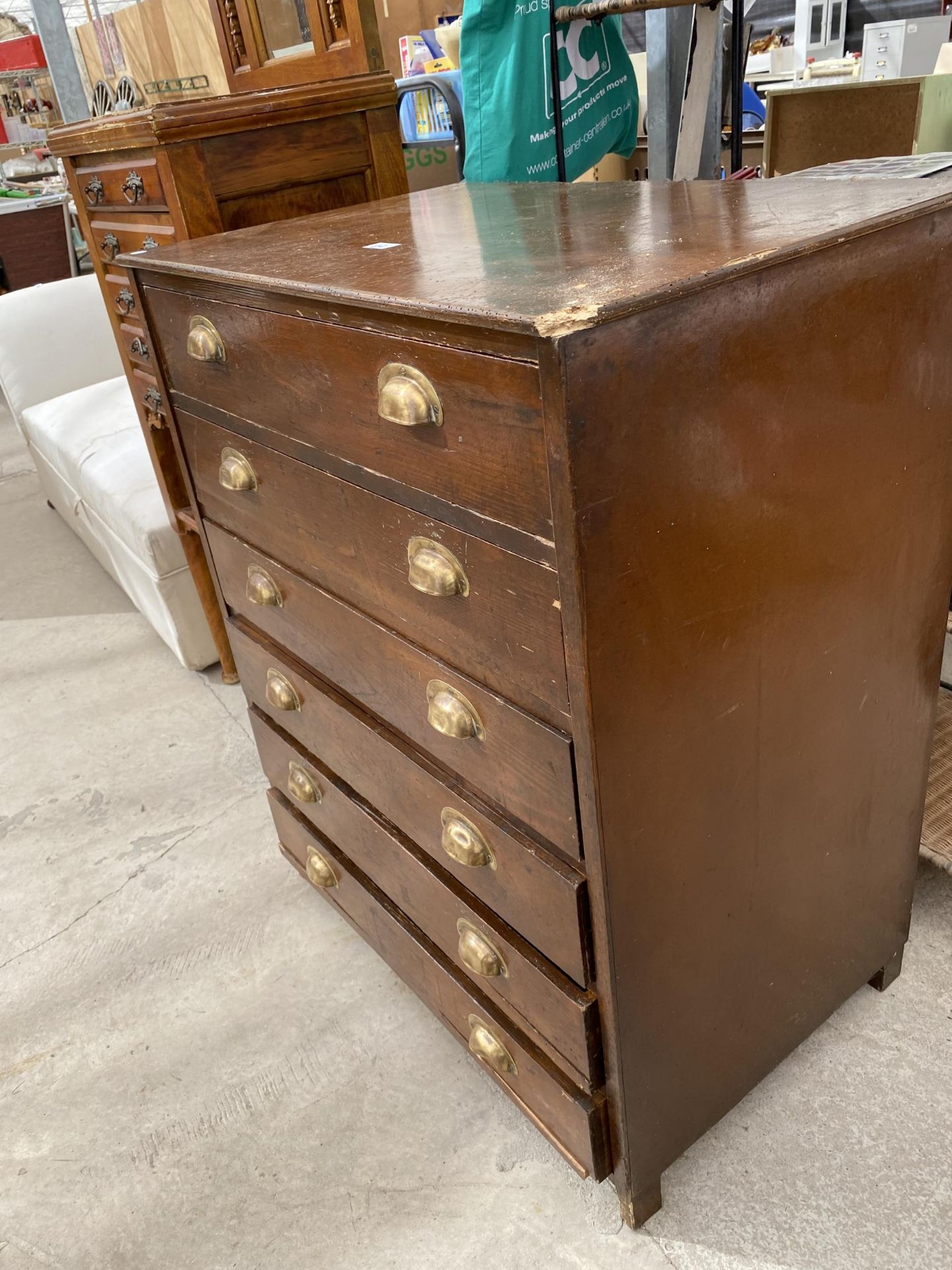 AN EARLY 20TH CENTURY STAINED PINE CHEST OF SIX DRAWERS WITH BRASS SCOOP HANDLES - Image 3 of 3
