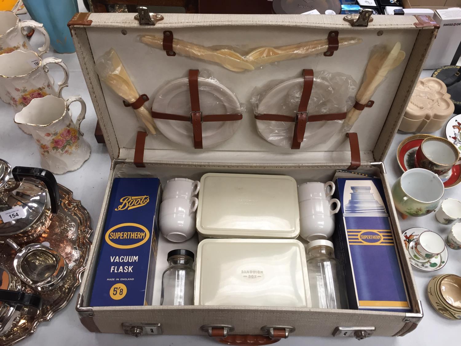 A VINTAGE FOUR PERSON PICNIC SET IN CARRY CASE