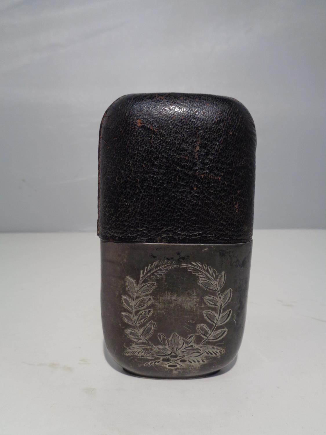 A GLASS FLASK WITH AN ENGRAVED METAL TOP - Image 4 of 6