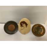 THREE VINTAGE ITEMS TO INCLUDE TWO PICTURE FRAMES AND A PLAQUE OF A LADY