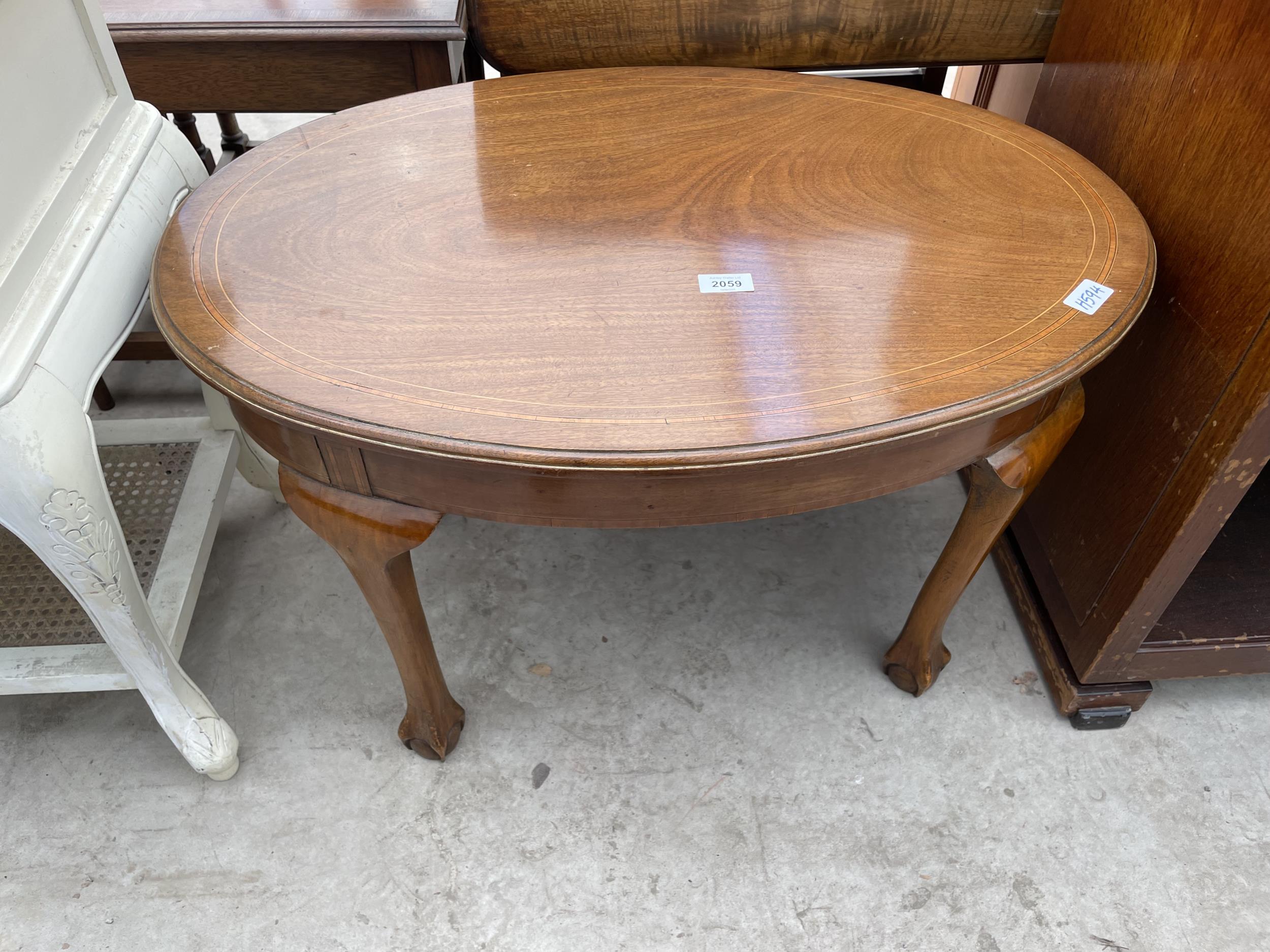 AN OVAL INLAID COFFEE TABLE ON CABRIOLE LEGS