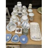 AN ASSORTMENT OF CERAMIC WARE TO INCLUDE WINDSOR TRIOS, JASPERWARE TRINKET DISHES AND COLCLOUCH