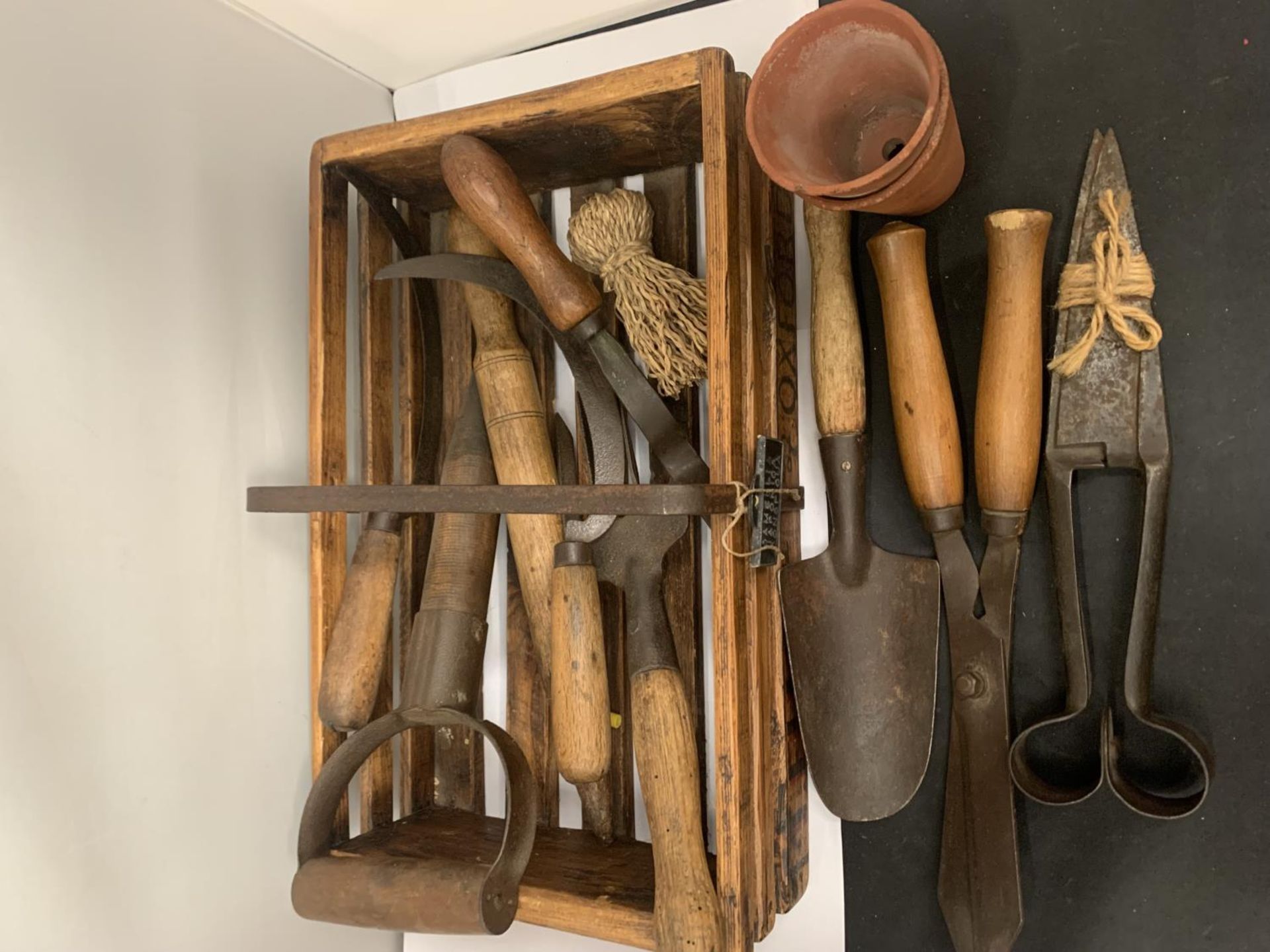 A VINTAGE GARDEN TRUG WITH VARIOUS TOOLS TO INCLUDE TROWEL, FORK, SYTHE, DIBBER, TERRACOTTA POTS ETC - Image 3 of 3