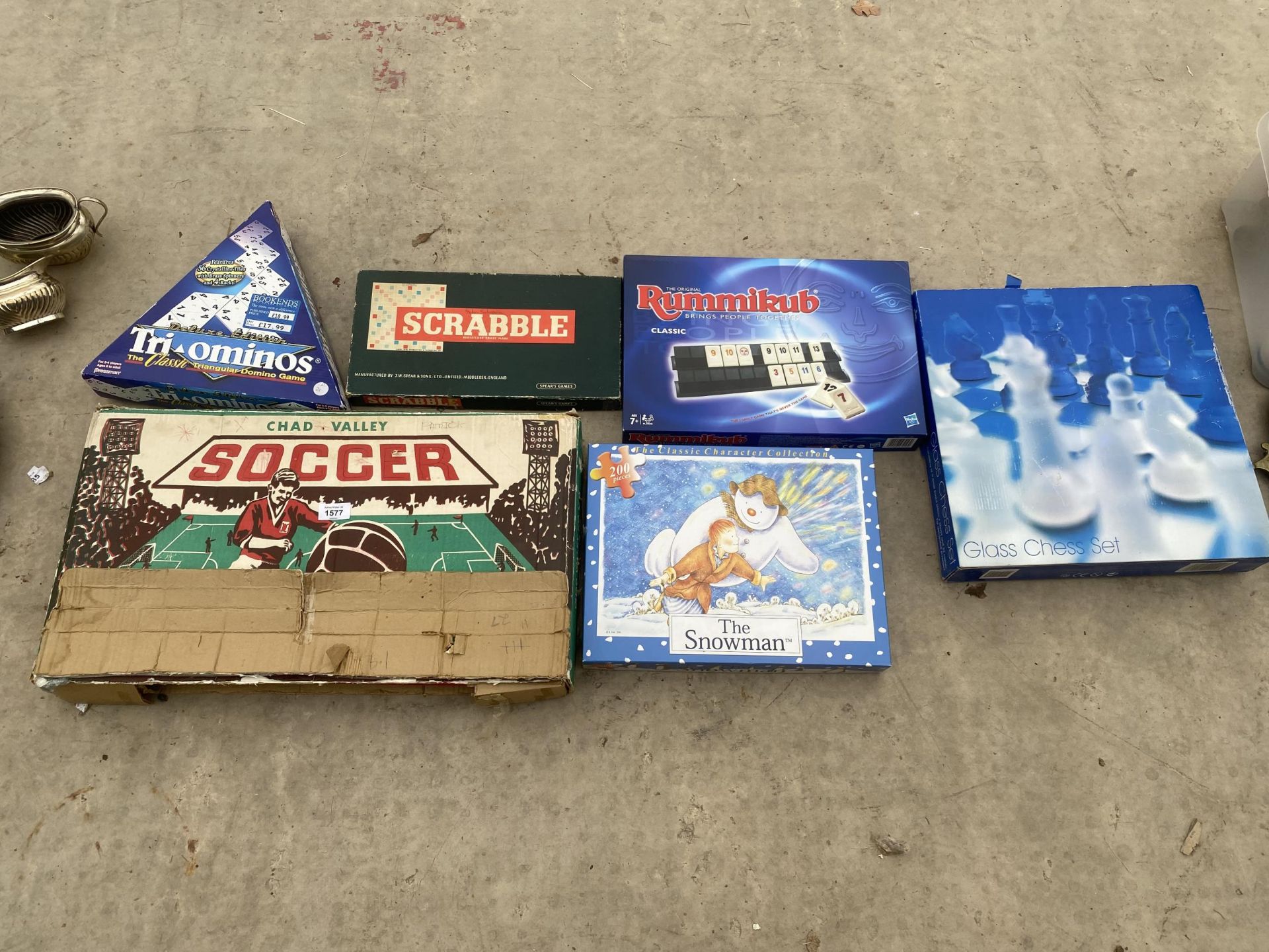 AN ASSORTMENT OF BOARD GAMES TO INCLUDE A GLASS CHESS SET ETC