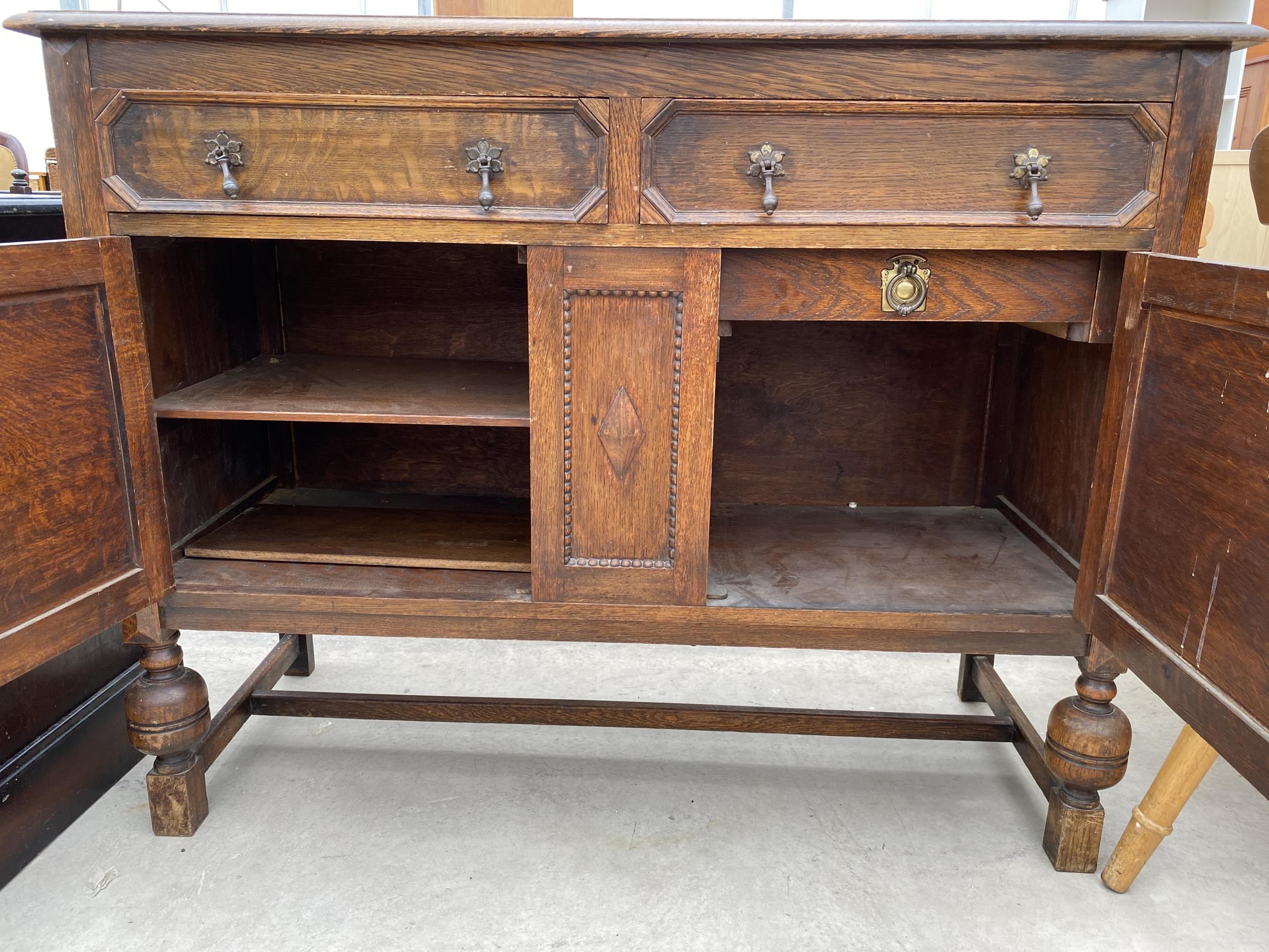 AN EARLY 20TH CENTURY OAK SIDEBOARD 48" WIDE - Image 4 of 6