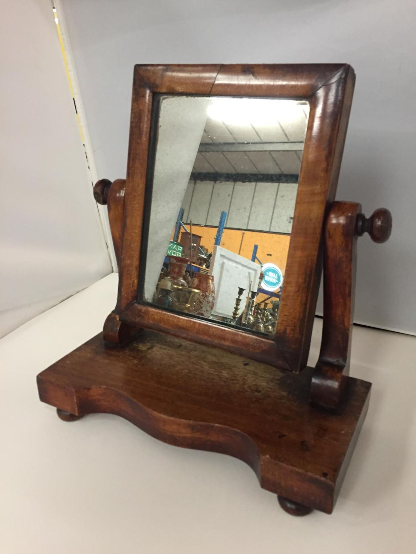 A MAHOGANY DRESSING TABLE TOP MIRROR