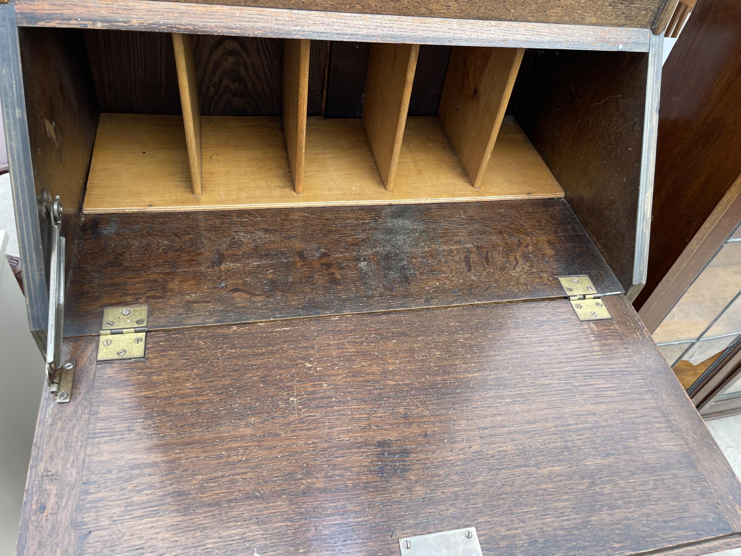 AN EARLY 20TH CENTURY OAK BUREAU BOOKCASE WITH GLAZED AND LEADED UPPER PORTION, 26" WIDE - Image 4 of 4