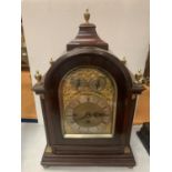 A CIRCA 1890 MAHOGANY BRACKET CLOCK BY MARTIN OF LONDON, HAVING EIGHT DAY MOVEMENT WITH STRIKING AND