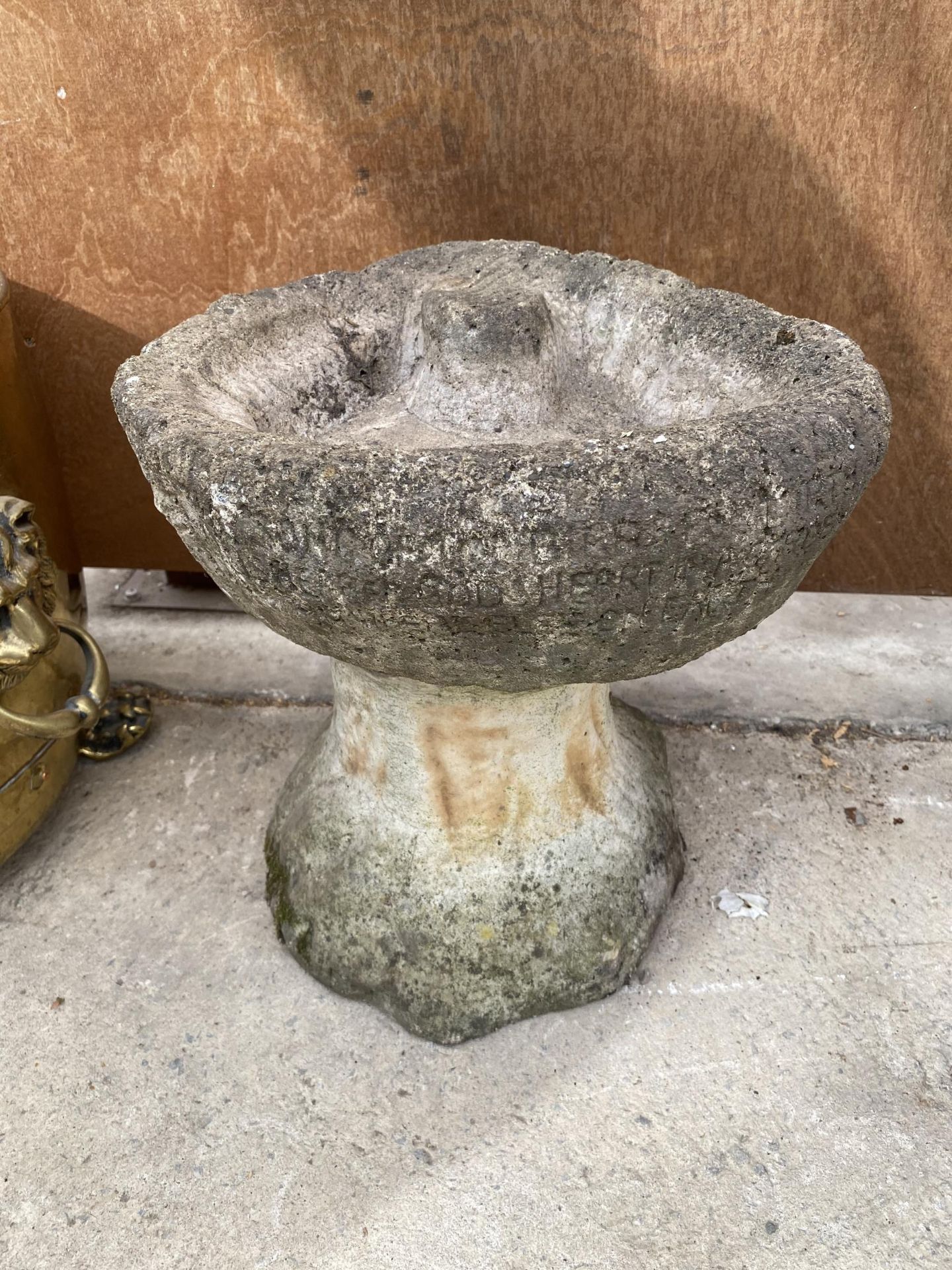 A SMALL VINTAGE STONE EFFECT BIRD BATH