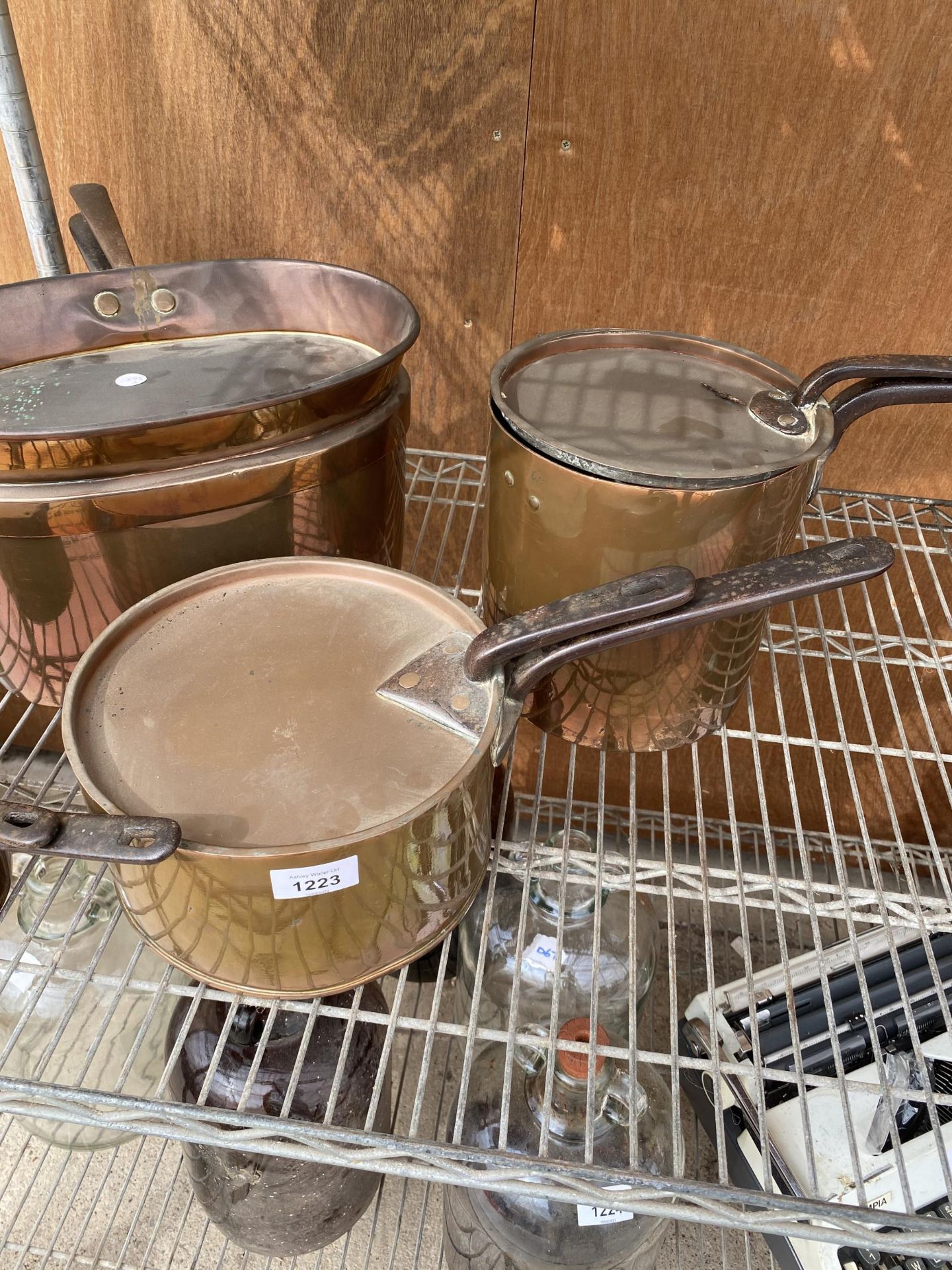 AN ASSORTMENT OF VINTAGE COPPER PANS IOF GARDUATED SIZES - Image 3 of 5