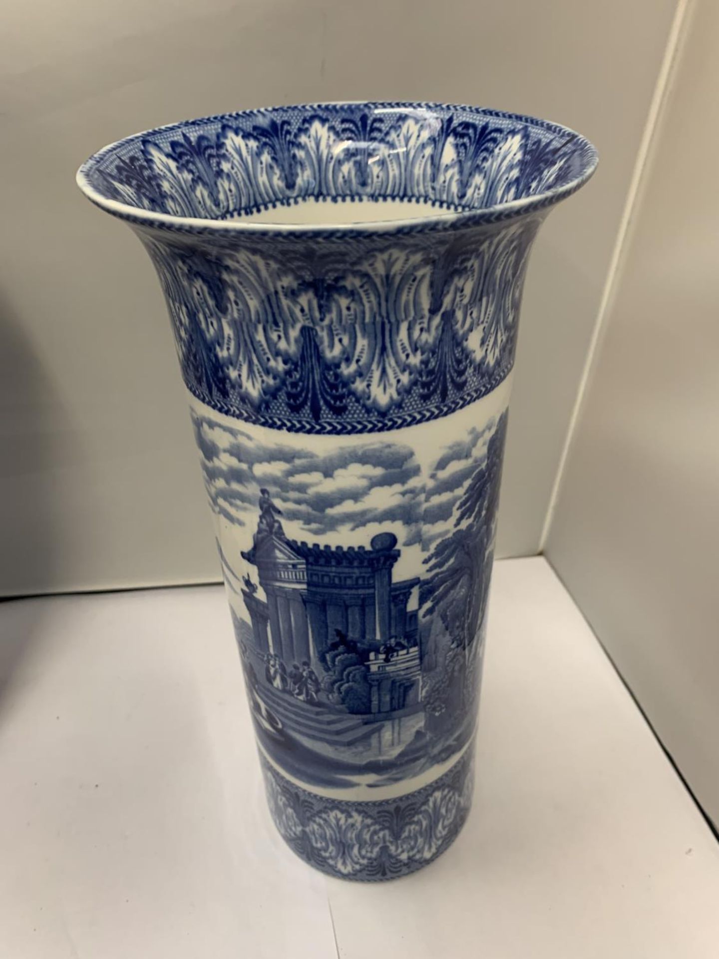 TWO DECORATIVE VASES, ONE MASON'S 'SWANSEA' (6 1310 4) ORIENTAL DESIGN, HEIGHT 32CM AND FURTHER BLUE - Image 3 of 4