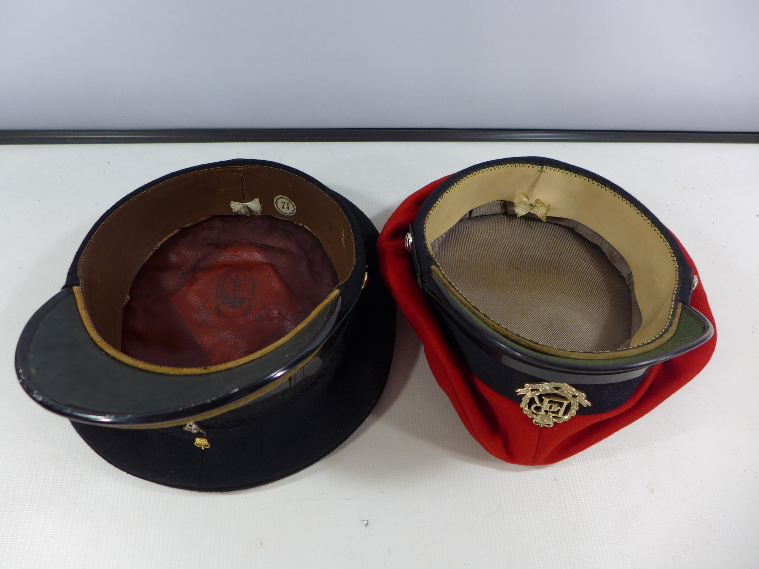 A BRITISH ROYAL MILITARY POLICE PEAKED CAP AND A ROYAL CORP OF SIGNALS PEAKED CAP, SIZE 7 1/4 - Image 4 of 4