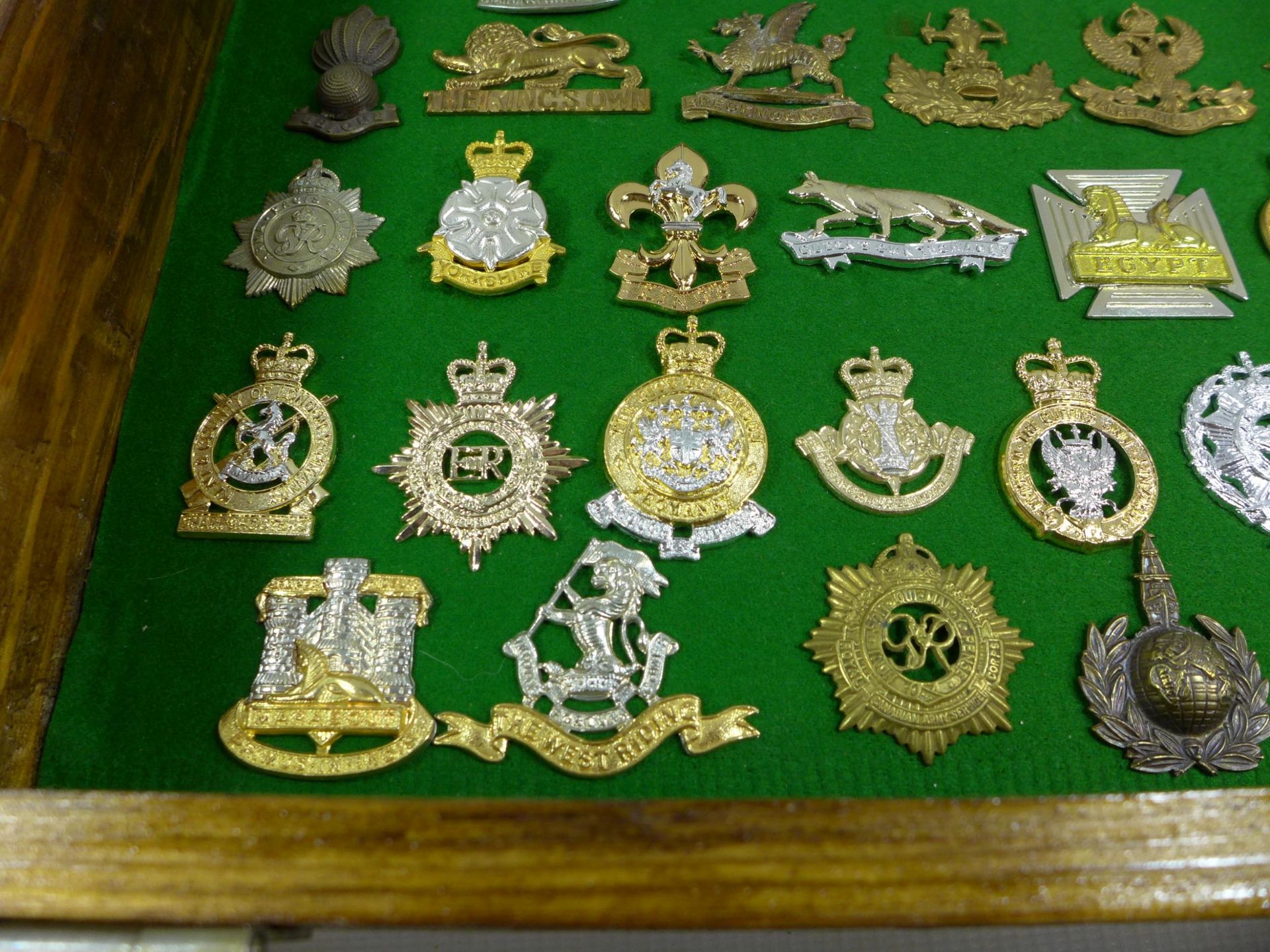 A GLAZED DISPLAY CASE CONTAINING FORTY FIVE BRITISH MILITARY BADGES, 34CM X 39CM - Image 5 of 6