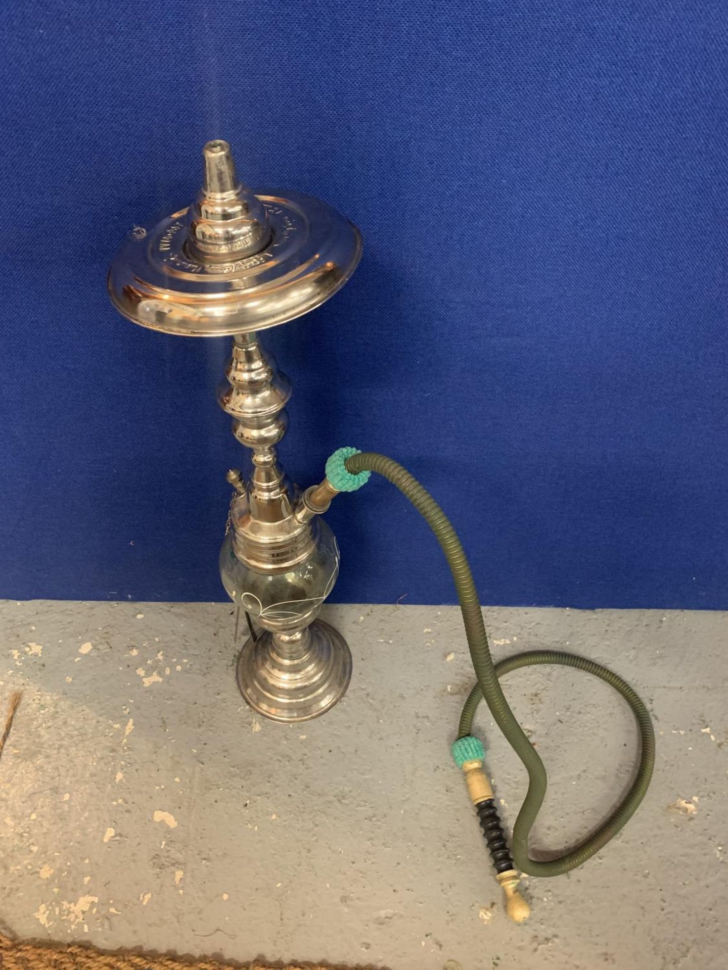 A CHROME AND GLASS SHISHA HOOKAH PIPE, HEIGHT APPROX 70CM