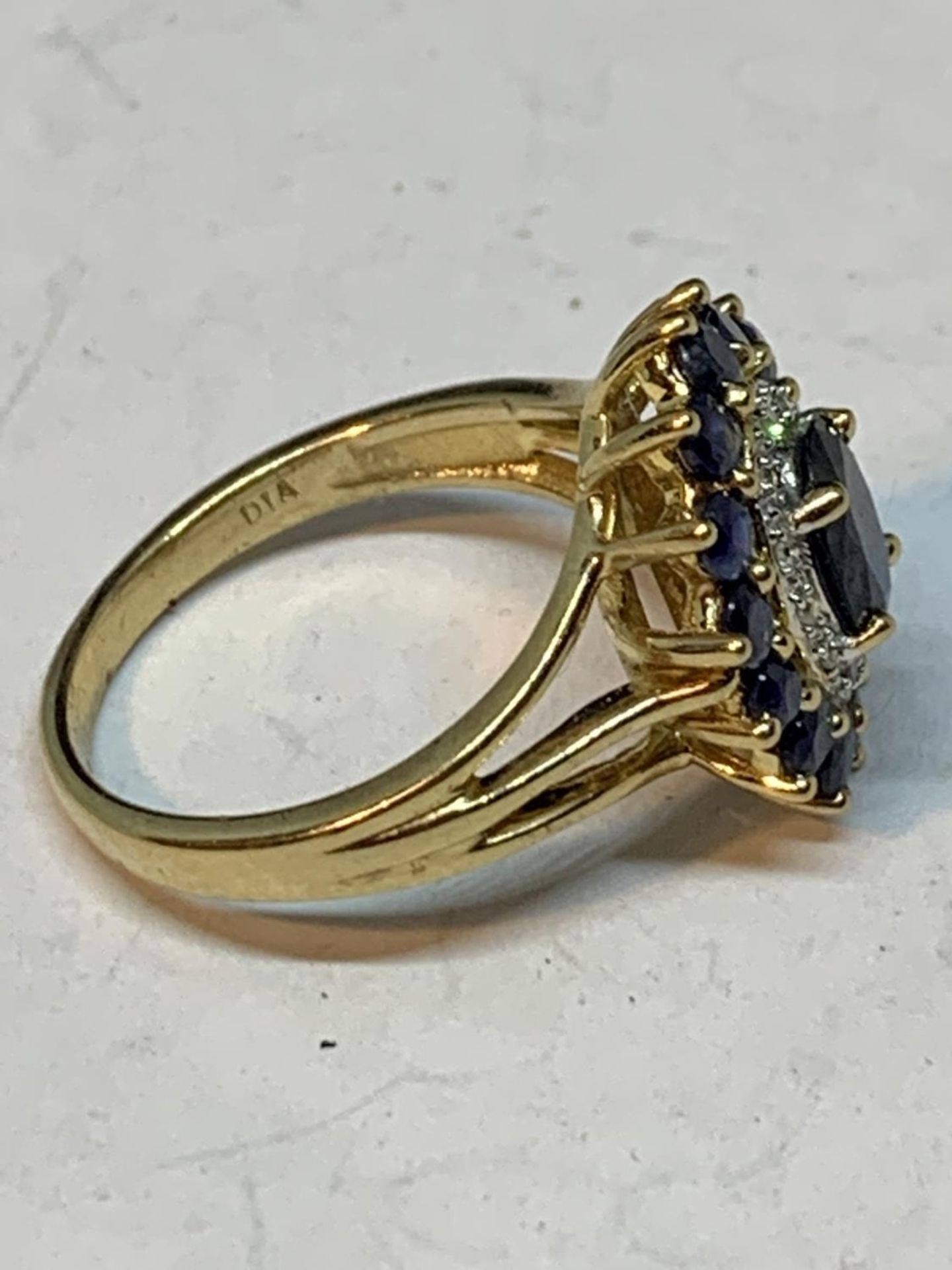 A 9 CARAT GOLD CLUSTER RING WITH A CENTRE SAPPHIRE AND SURROUNDING DIAMONDS AND SAPPHIRES SIZE 0 - Image 4 of 8