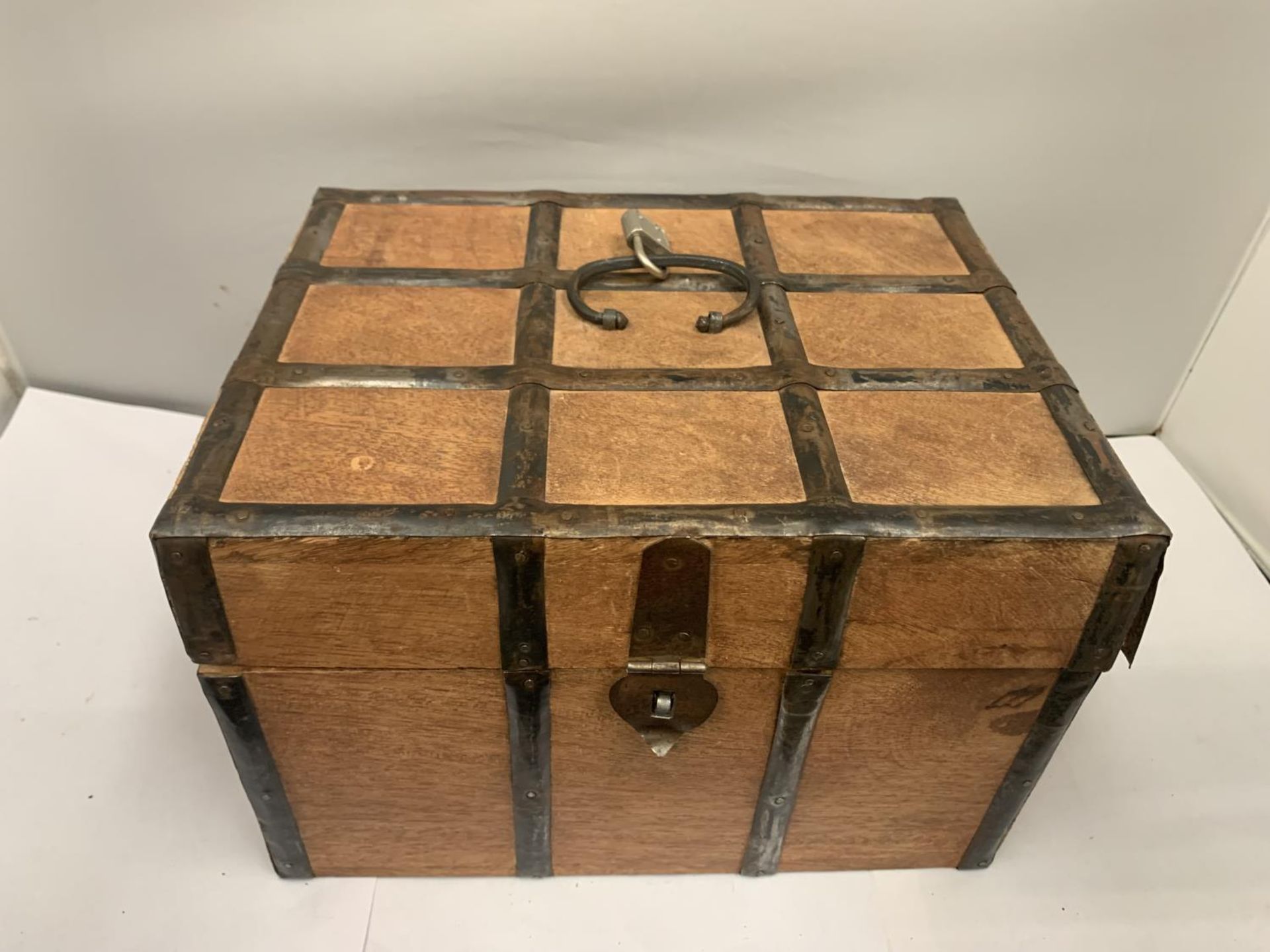 A WOODEN CHEST CONTAINING A LARGE QUANTITY OF COSTUME JEWELLERY - Image 3 of 4