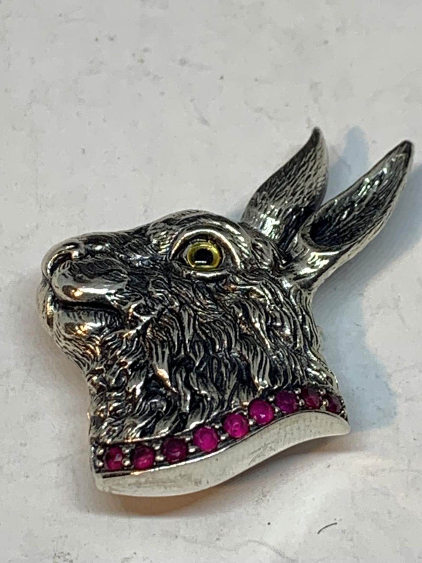 A MARKED SILVER HARE DESIGN PENDANT/BROOCH WITH A GREEN STONE COLLAR