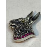 A MARKED SILVER HARE DESIGN PENDANT/BROOCH WITH A GREEN STONE COLLAR