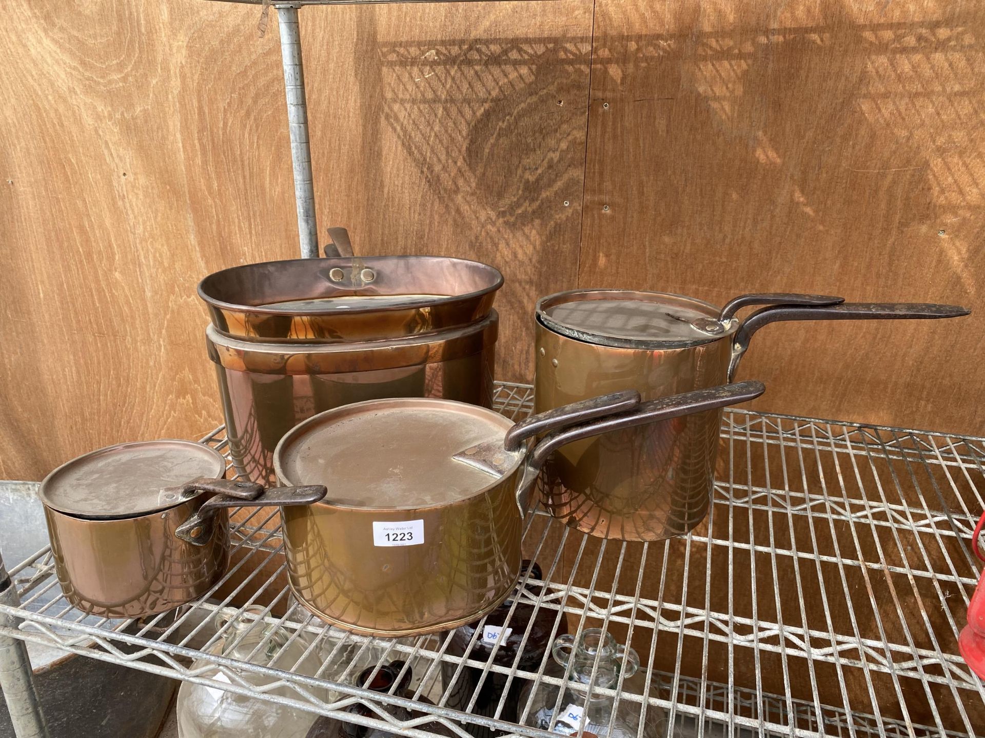 AN ASSORTMENT OF VINTAGE COPPER PANS IOF GARDUATED SIZES