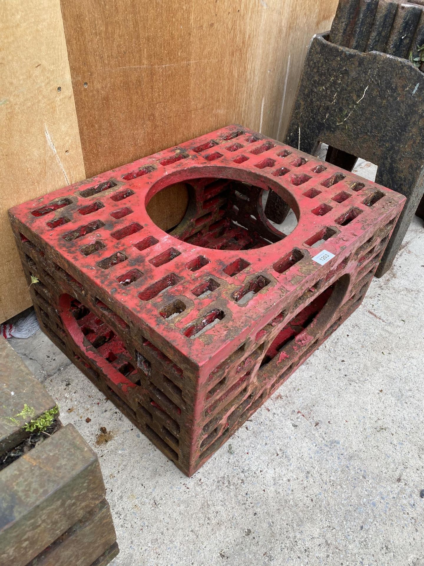AN UNUSUAL CAST IRON WORKSHOP MILLING BASE - Image 2 of 5