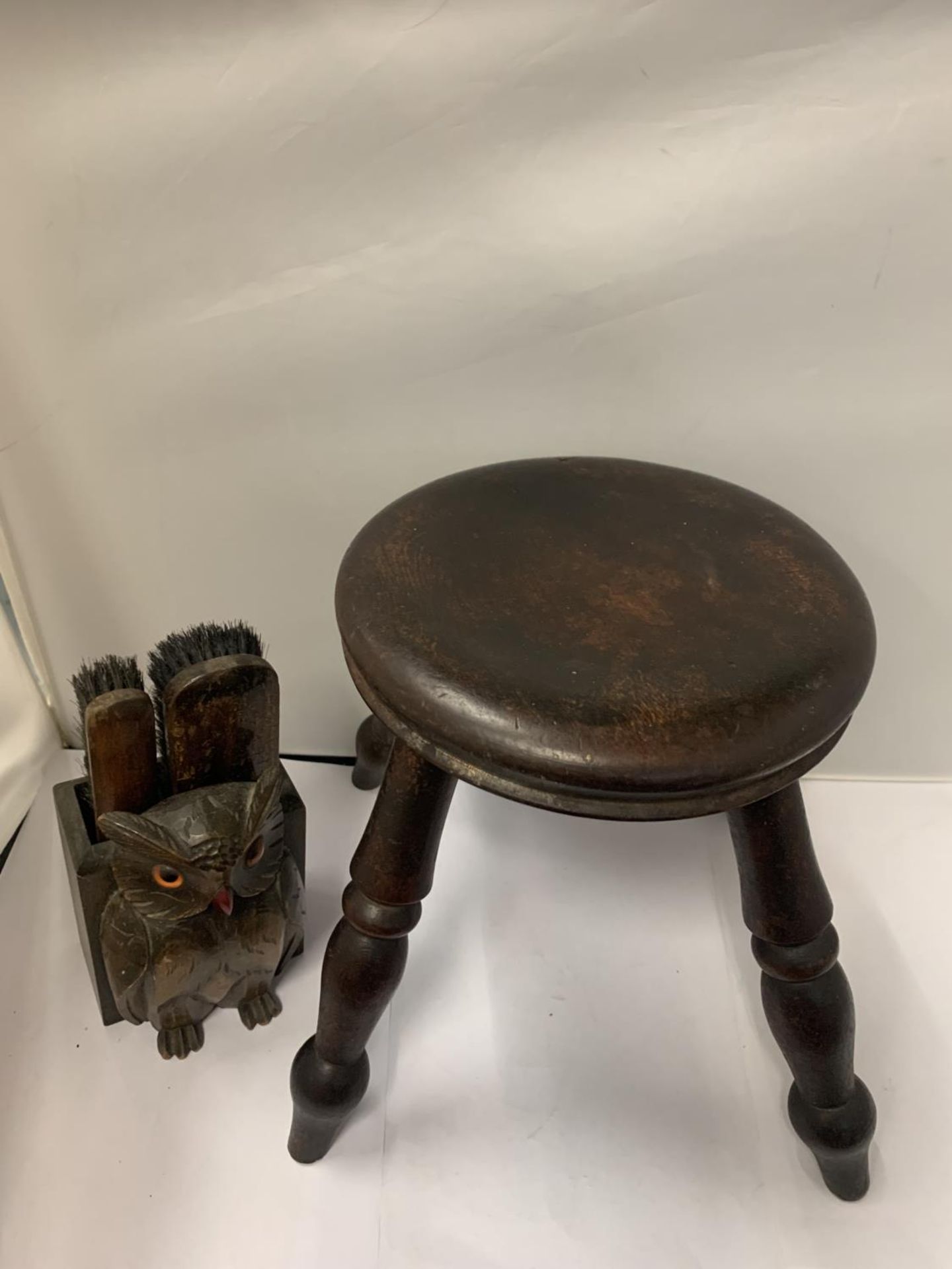 A SMALL OAK STOOL HEIGHT 24CM WITH A WOODEN OWL DESIGN WALL BOX CONTAINING SHOE CLEANING BRUSHES - Image 2 of 3