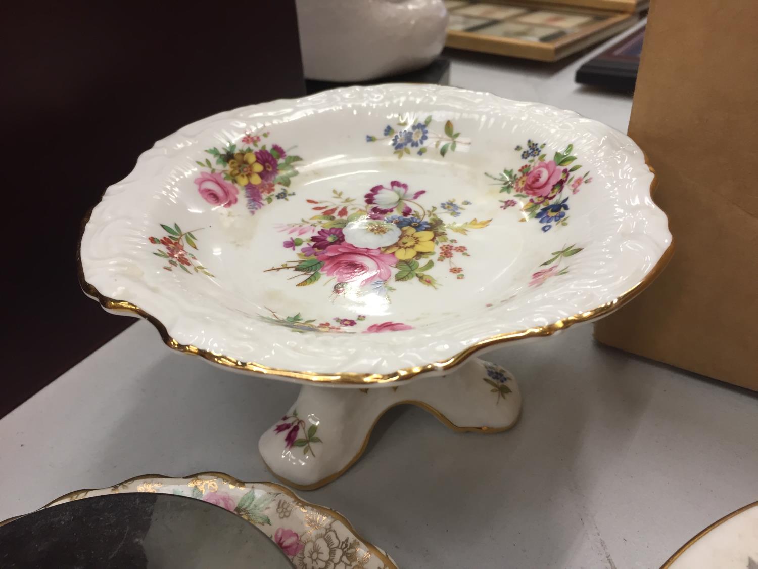 A MIXED COLLECTION TO INCLUDE SPODE AND MINTON TRINKET DISHES , A DRESSING TABLE SET OF FLOWER - Image 6 of 6