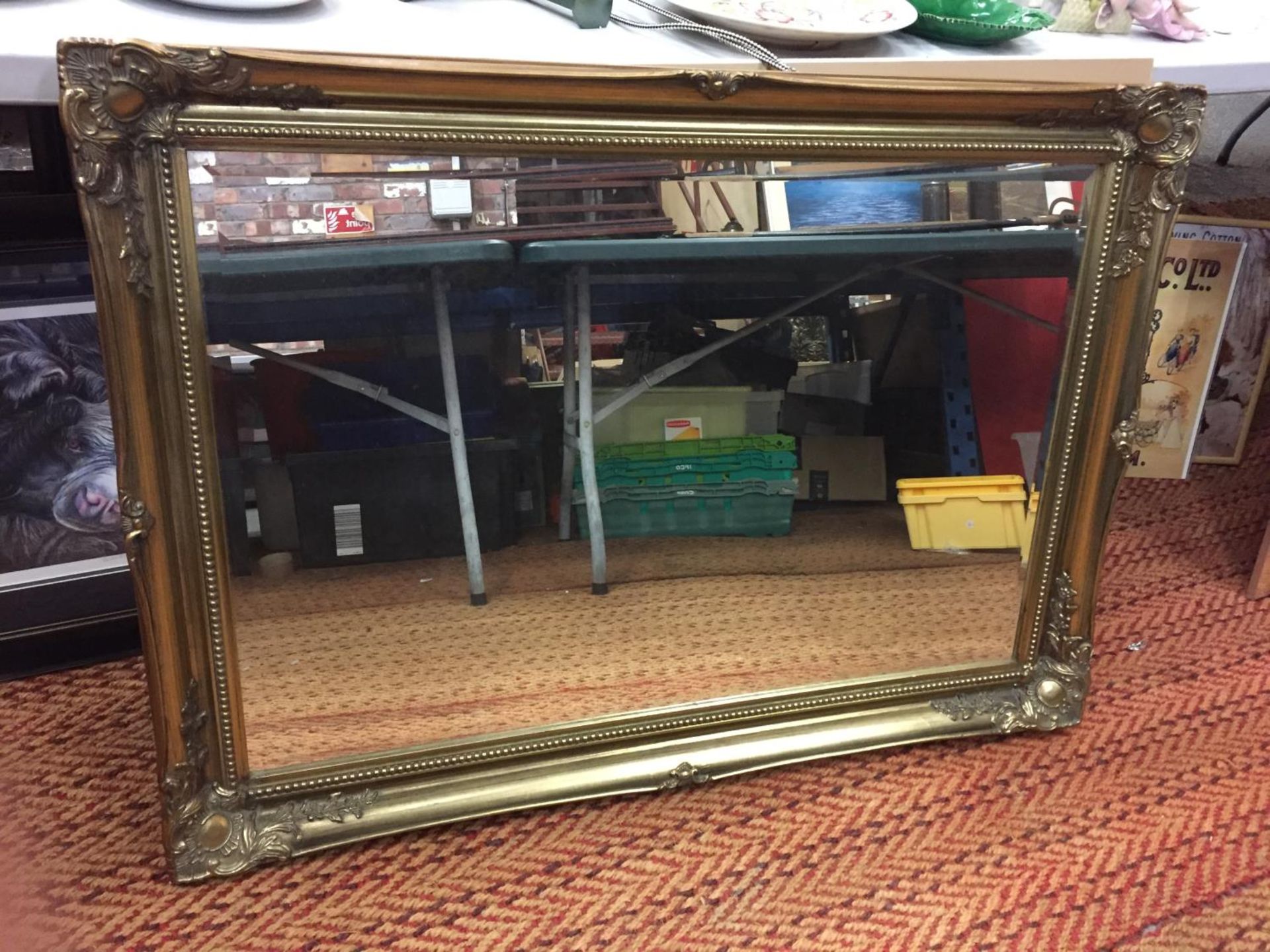 A LARGE ORNATE GILT FRAMED MIRROR 106CM X 76CM - Image 6 of 6