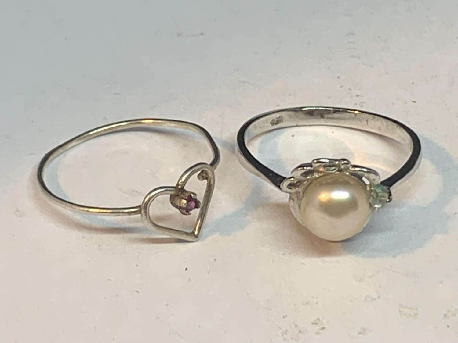 FOUR SILVER RINGS TO INCLUDE A HEART DESIGN, PEARL, COLOURED STONE BAND ETC - Bild 2 aus 3