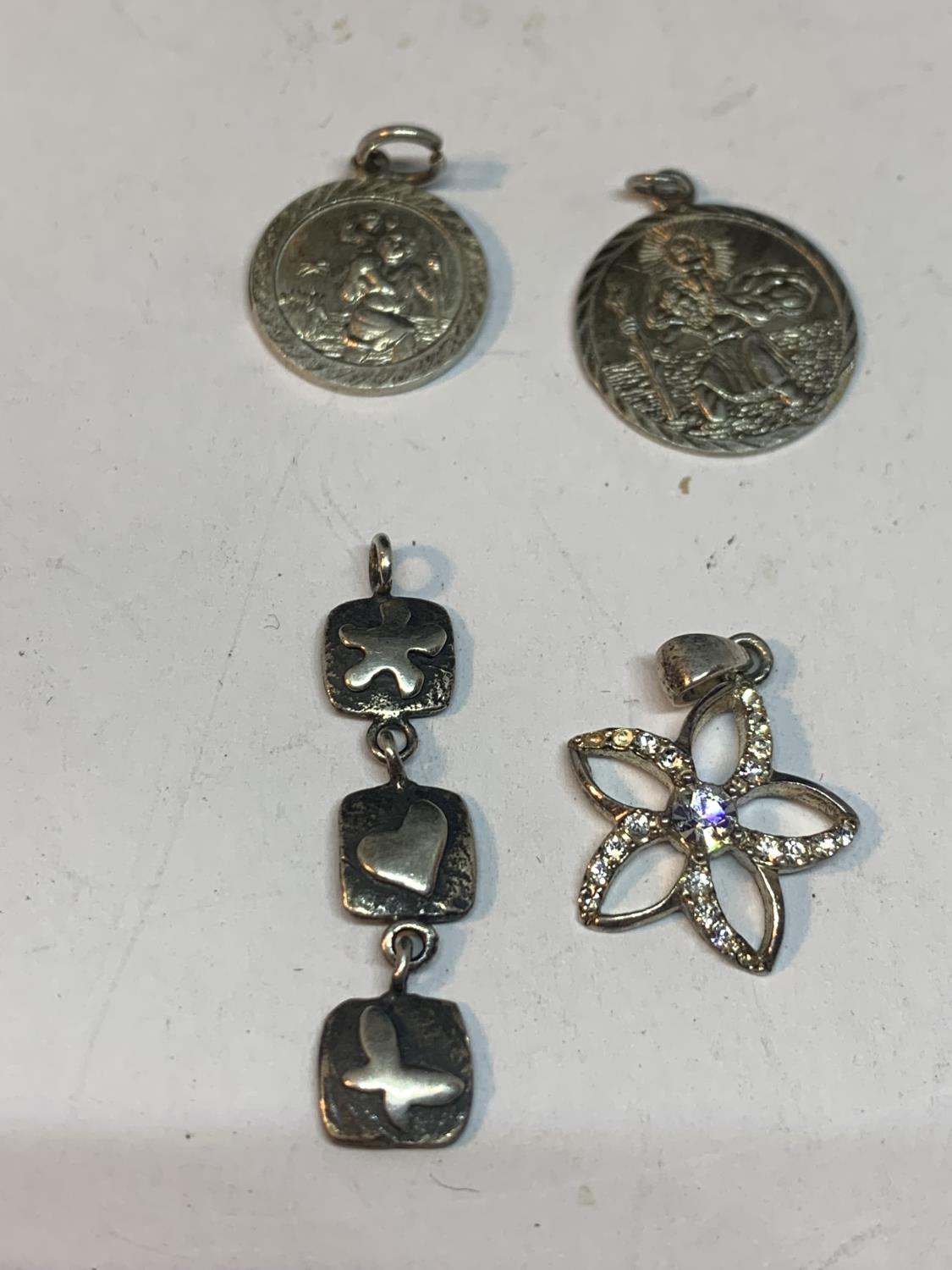 SEVEN SILVER PENDANTS TO INCLUDE ST CHRISTOPHERS, FLOWER DESIGN, HEART AND INGOT ETC - Bild 2 aus 3