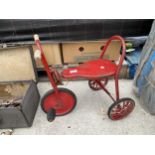 A CHILDRENS VINTAGE 1950'S TRICYCLE