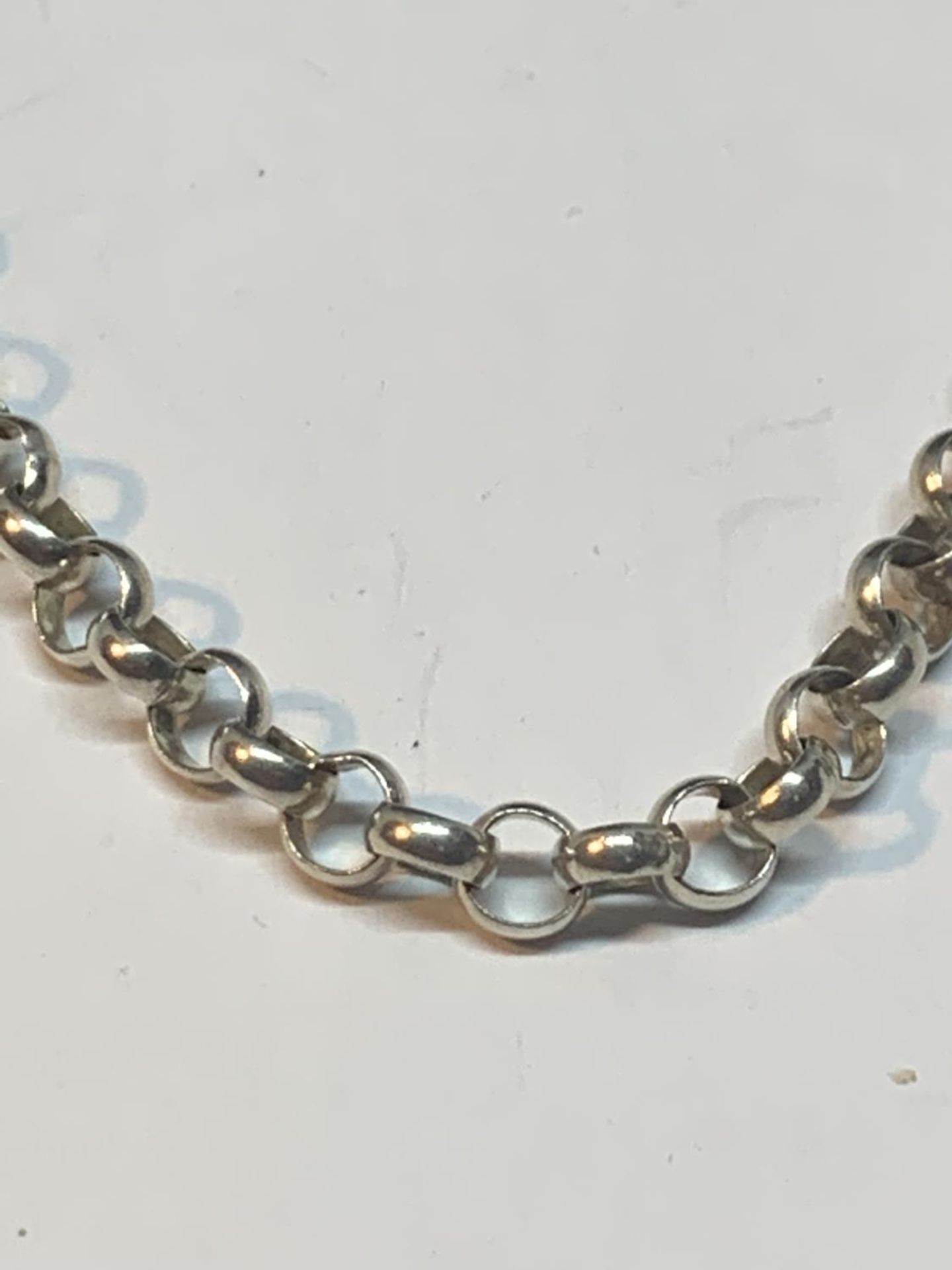 A HEAVY SILVER BELCHER CHAIN NECKLACE 23 INCHES LONG - Image 2 of 3