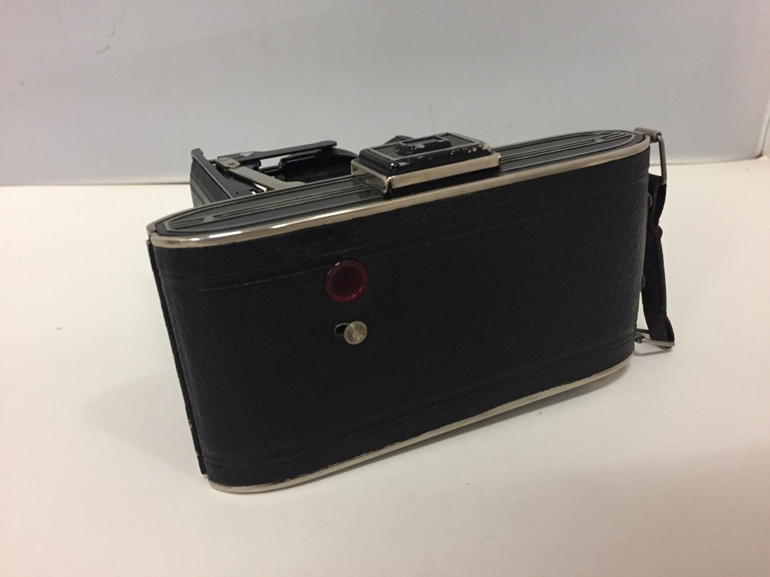 A VINTAGE CAMERA AND CASE - Image 7 of 8