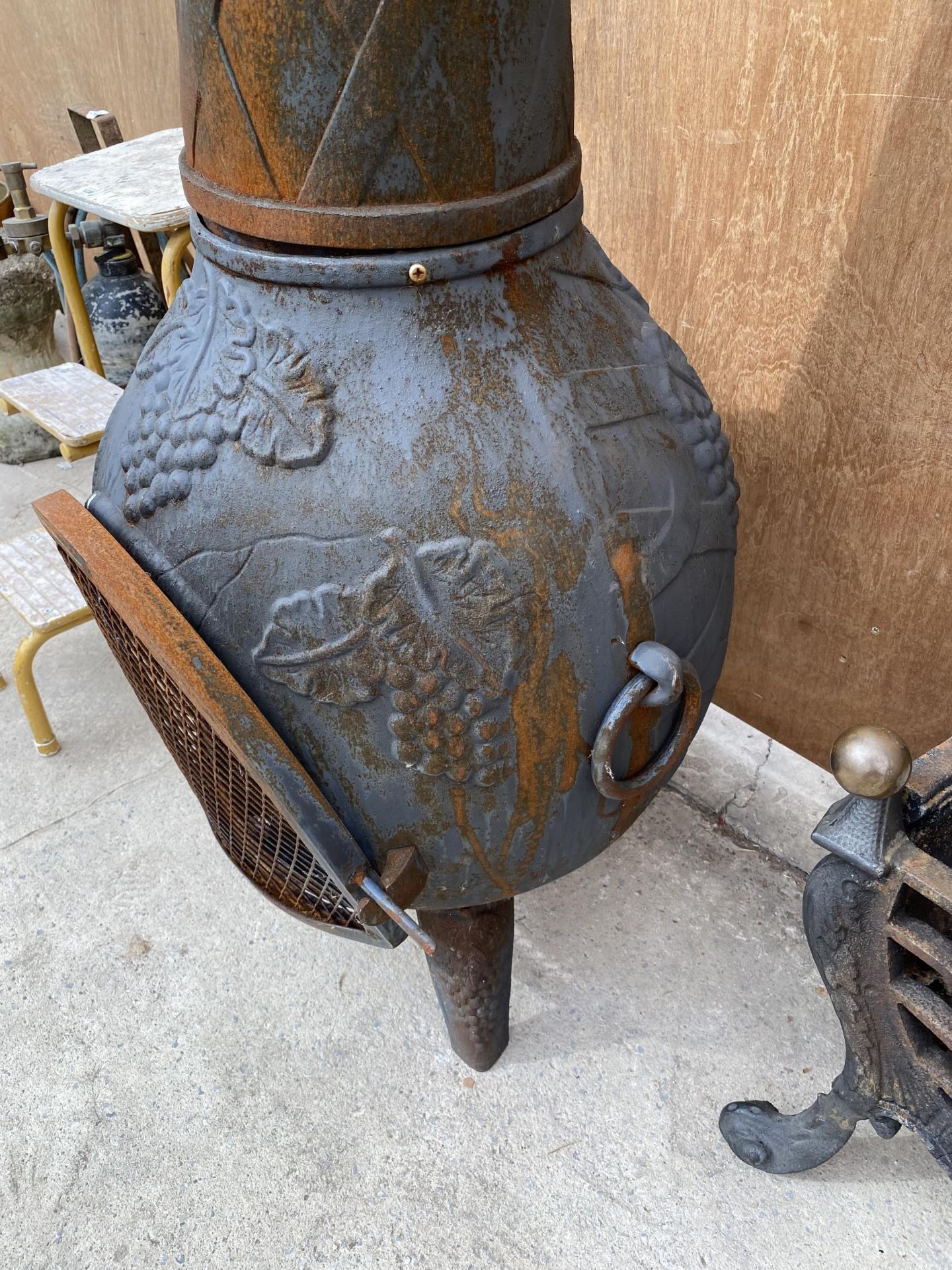 A DECORATIVE CAST IRON GARDEN CHIMENEA - Image 3 of 6