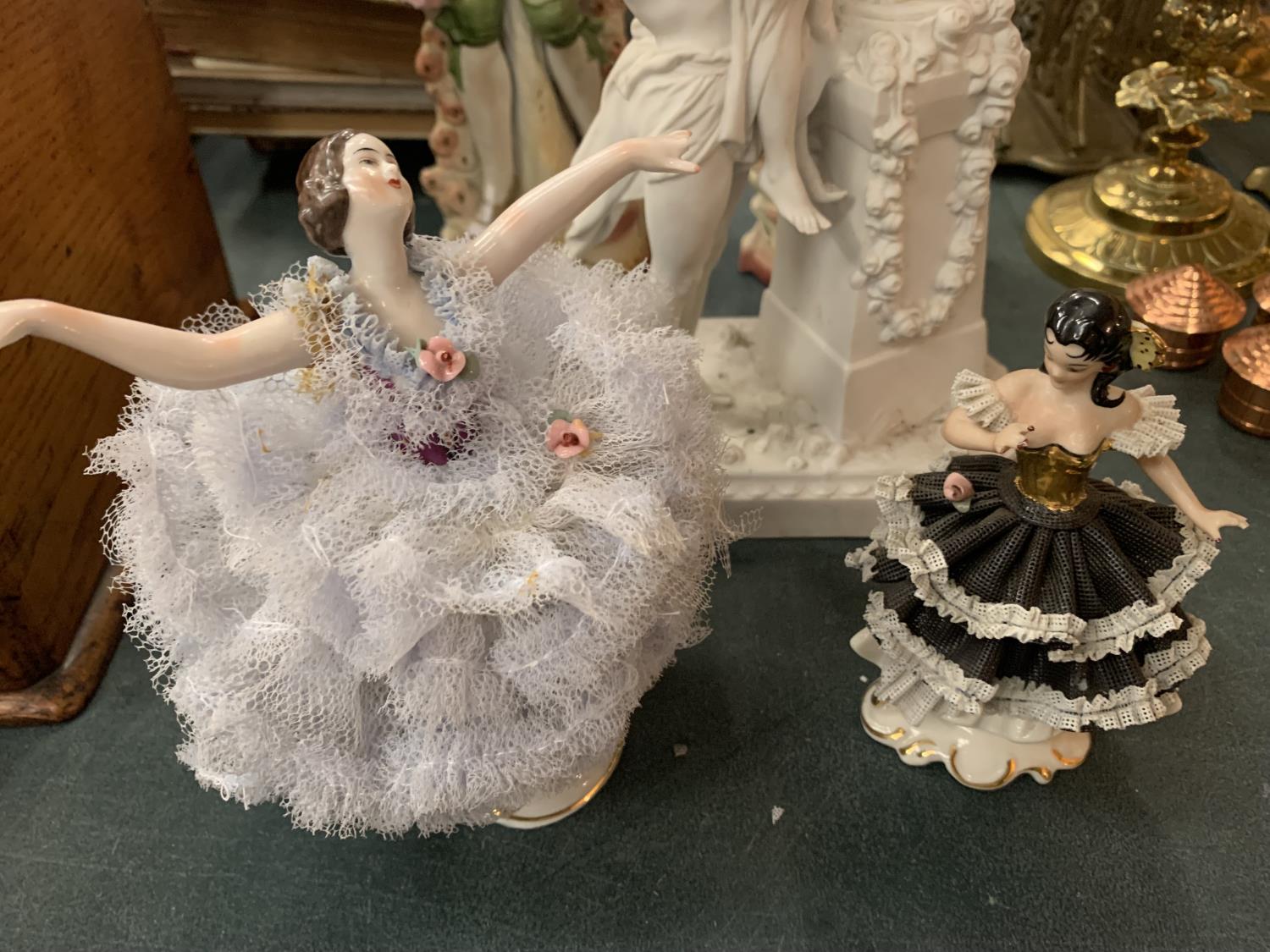 A COLLECTION OF FIGURINES TO INCLUDE A PAIR OF REGENCY STYLE AND A TRINKET BOX - Image 3 of 5