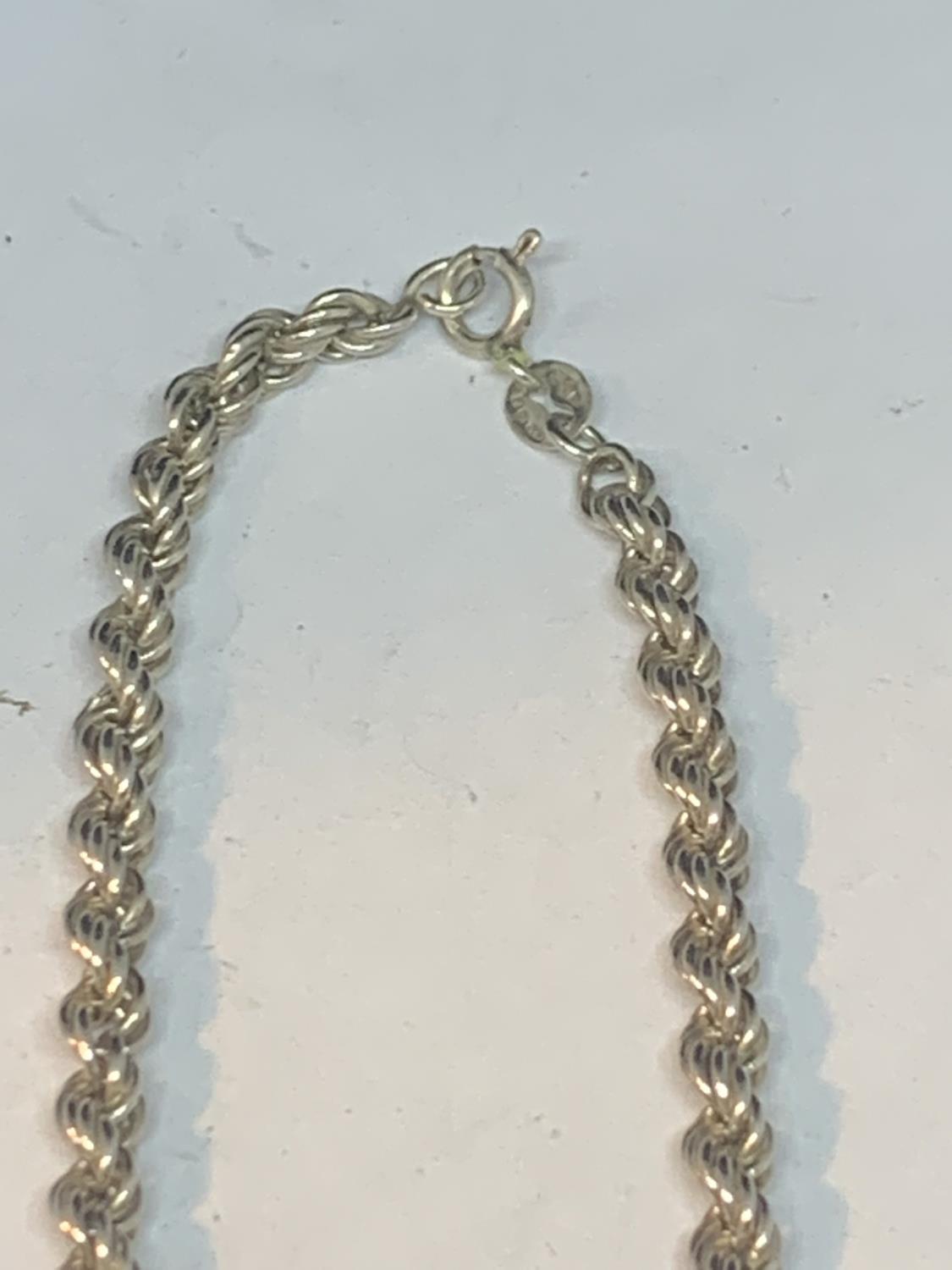 A SILVER ROPE NECKLACE 18 INCHES LONG - Bild 3 aus 3