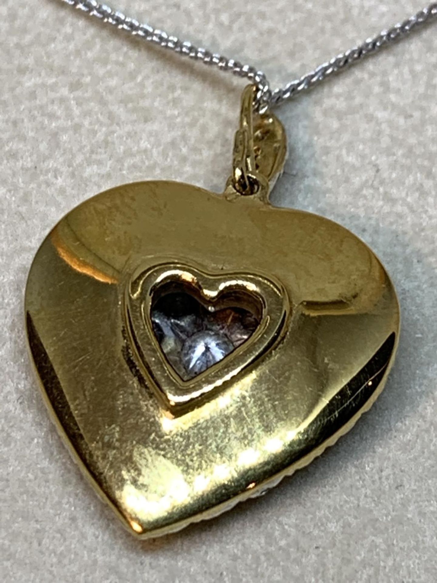 A 15 CARAT WHITE AND YELLOW GOLD LARGE DIAMOND ENCRUSTED HEART PENDANT WITH CHAIN LENGTH 44CM IN A - Image 5 of 8