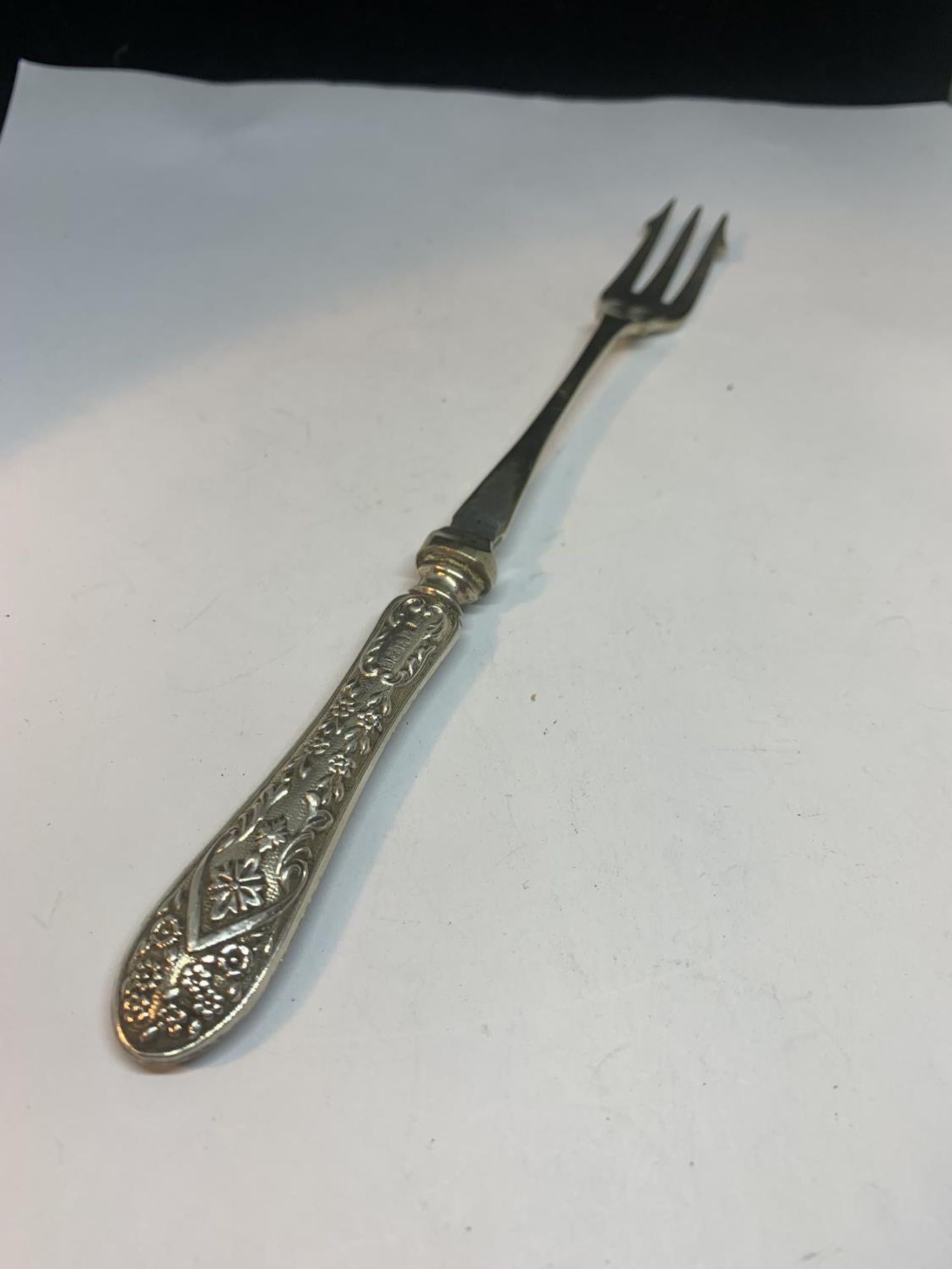 A HALLMARKED BIRMINGHAM CANDLESTICK AND A SILVER PLATED PICKLE FORK - Image 2 of 5