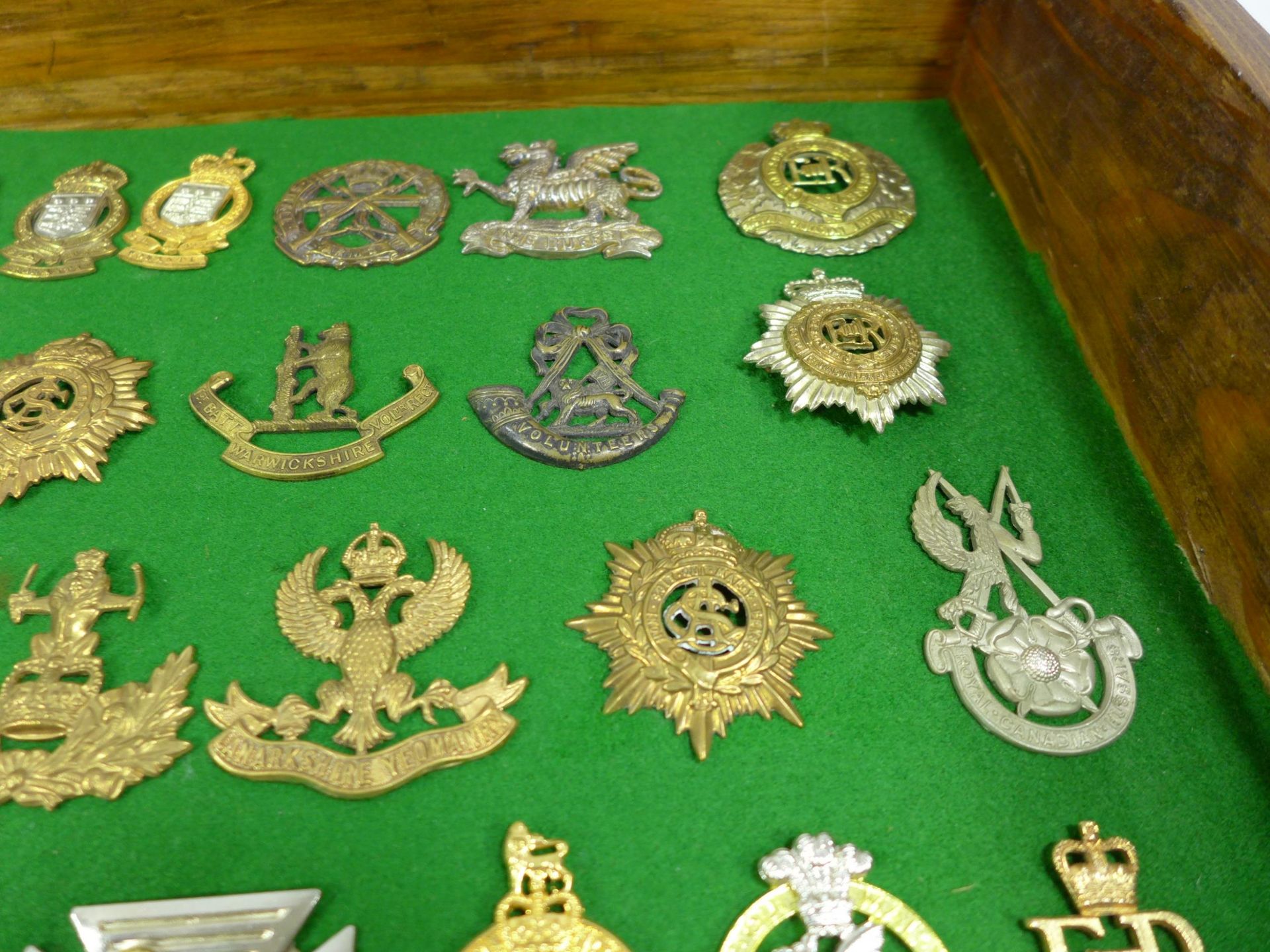 A GLAZED DISPLAY CASE CONTAINING FORTY FIVE BRITISH MILITARY BADGES, 34CM X 39CM - Image 3 of 6