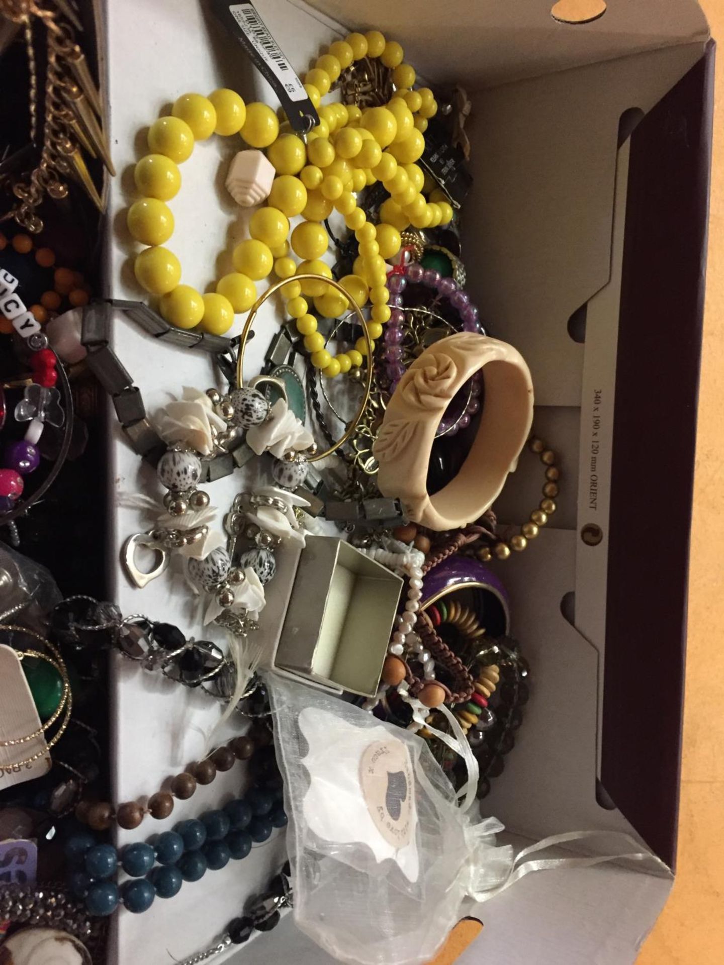 A LARGE BOX OF COSTUME JEWELLERY - Image 7 of 8