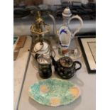 A MIXED COLLECTION OF ITEMS TO INLCUDE A ROYAL ALBERT OLD COUNTRY ROSES LAMP, PEWTER LIDDED JUG,