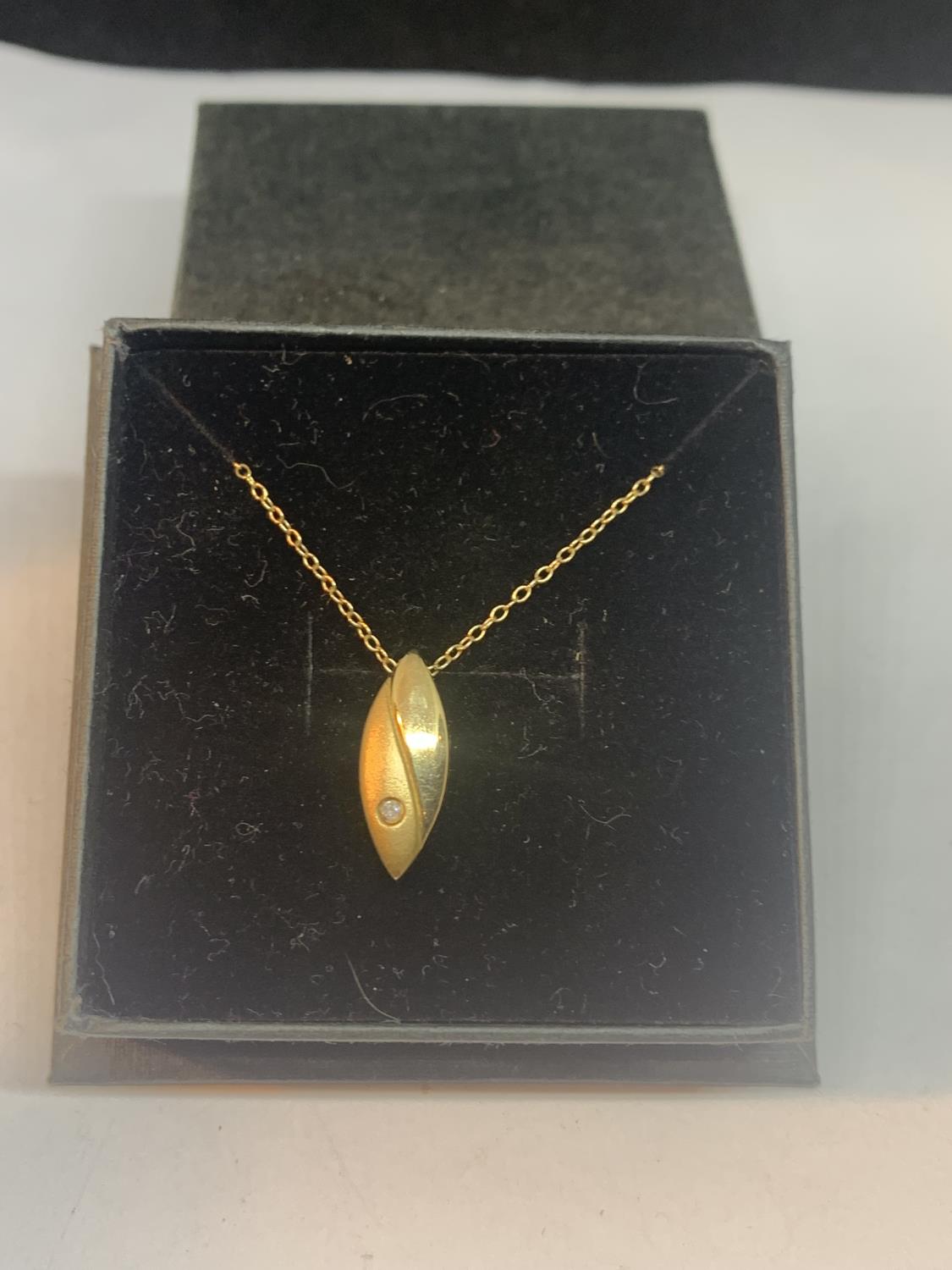 A 9 CARAT GOLD NECKLACE WITH A PENDANT IN A PRESENTATION BOX