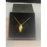 A 9 CARAT GOLD NECKLACE WITH A PENDANT IN A PRESENTATION BOX