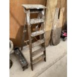 A VINTAGE FIVE RUNG WOODEN STEP LADDER AND A SMALL WOODEN TROUGH PLANTER