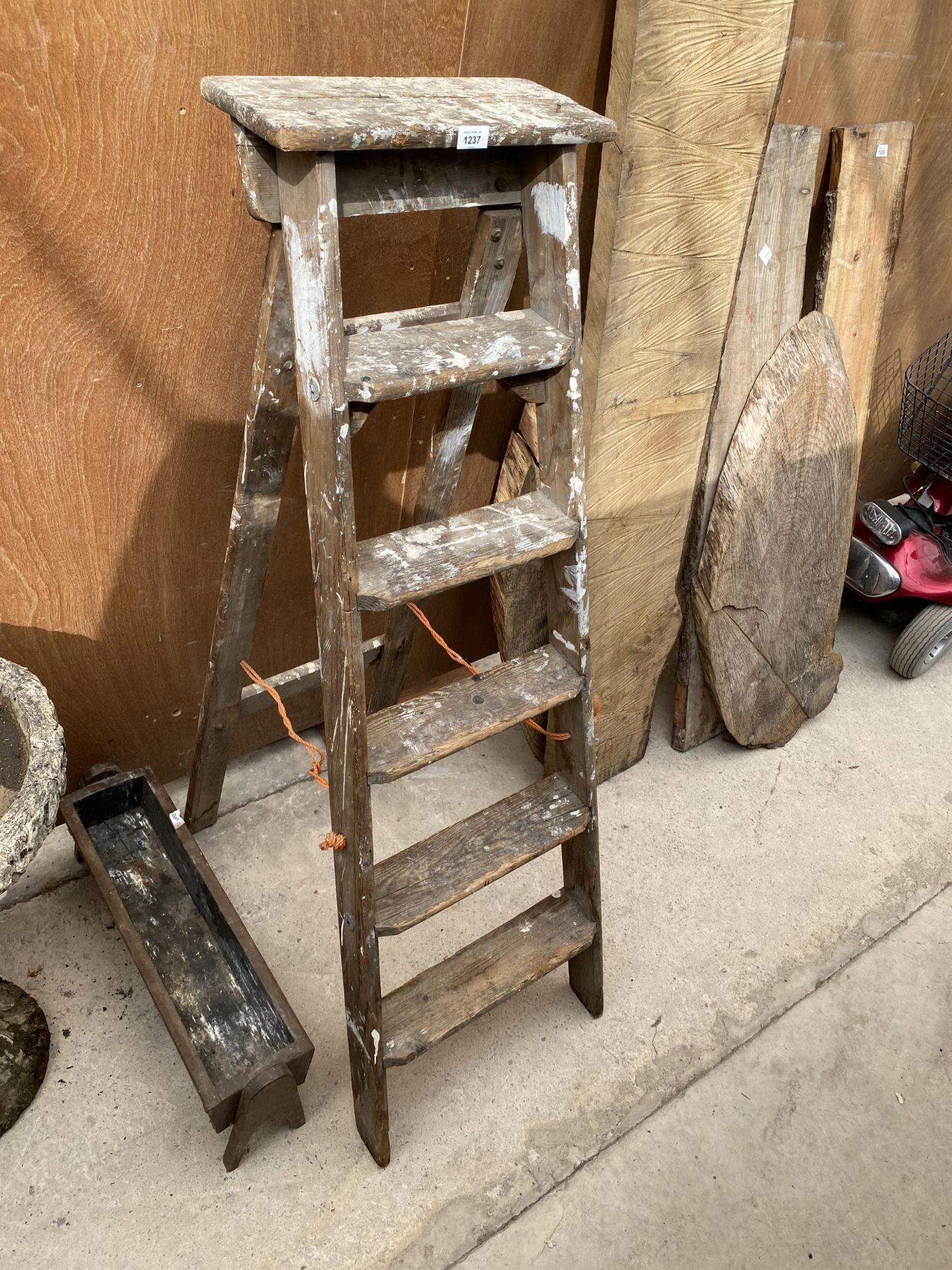 A VINTAGE FIVE RUNG WOODEN STEP LADDER AND A SMALL WOODEN TROUGH PLANTER