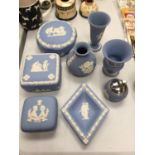 A SELECTION OF WEDGWOOD JASPERWARE BLUE AND WHITE TO INCLUDE TRINKET DISHES ETC