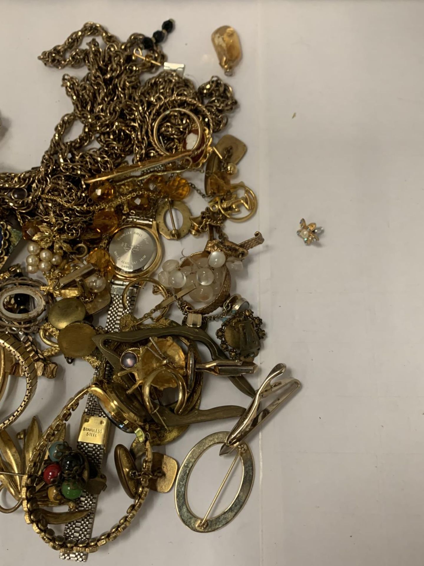 VARIOUS ITEMS OF YELLOW METAL JEWELLERY TO INCLUDE WATCHES AND BROOCHES - Image 2 of 3