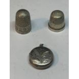 THREE SILVER ITEMS TO INCLUDE A LOCKET AND TWO THIMBLES