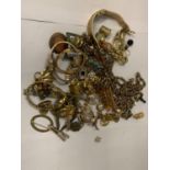 VARIOUS ITEMS OF YELLOW METAL JEWELLERY TO INCLUDE WATCHES AND BROOCHES